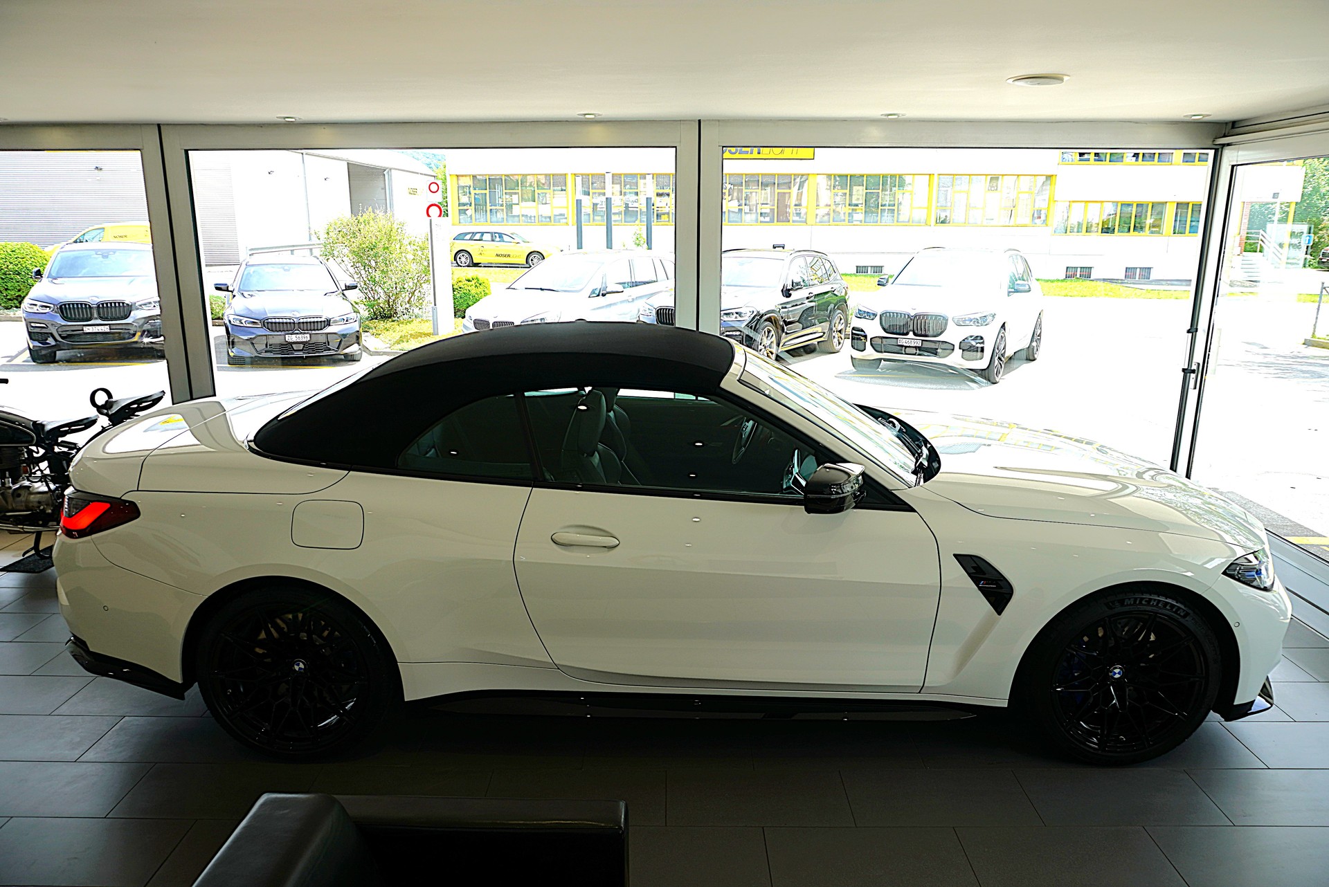 BMW M4 Cabrio Competition M xDrive-showroom-element-3