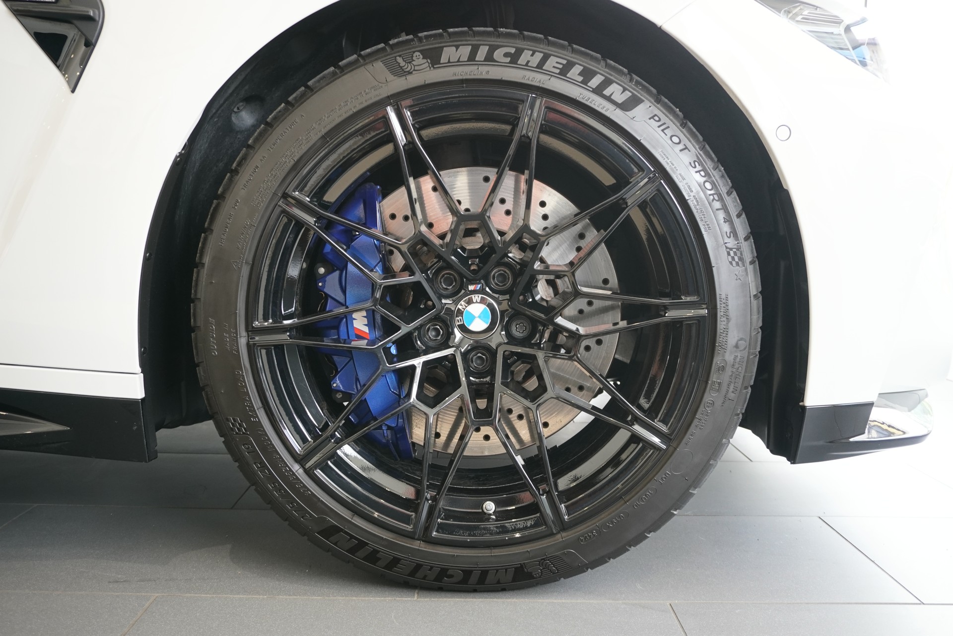BMW M4 Cabrio Competition M xDrive-image-7