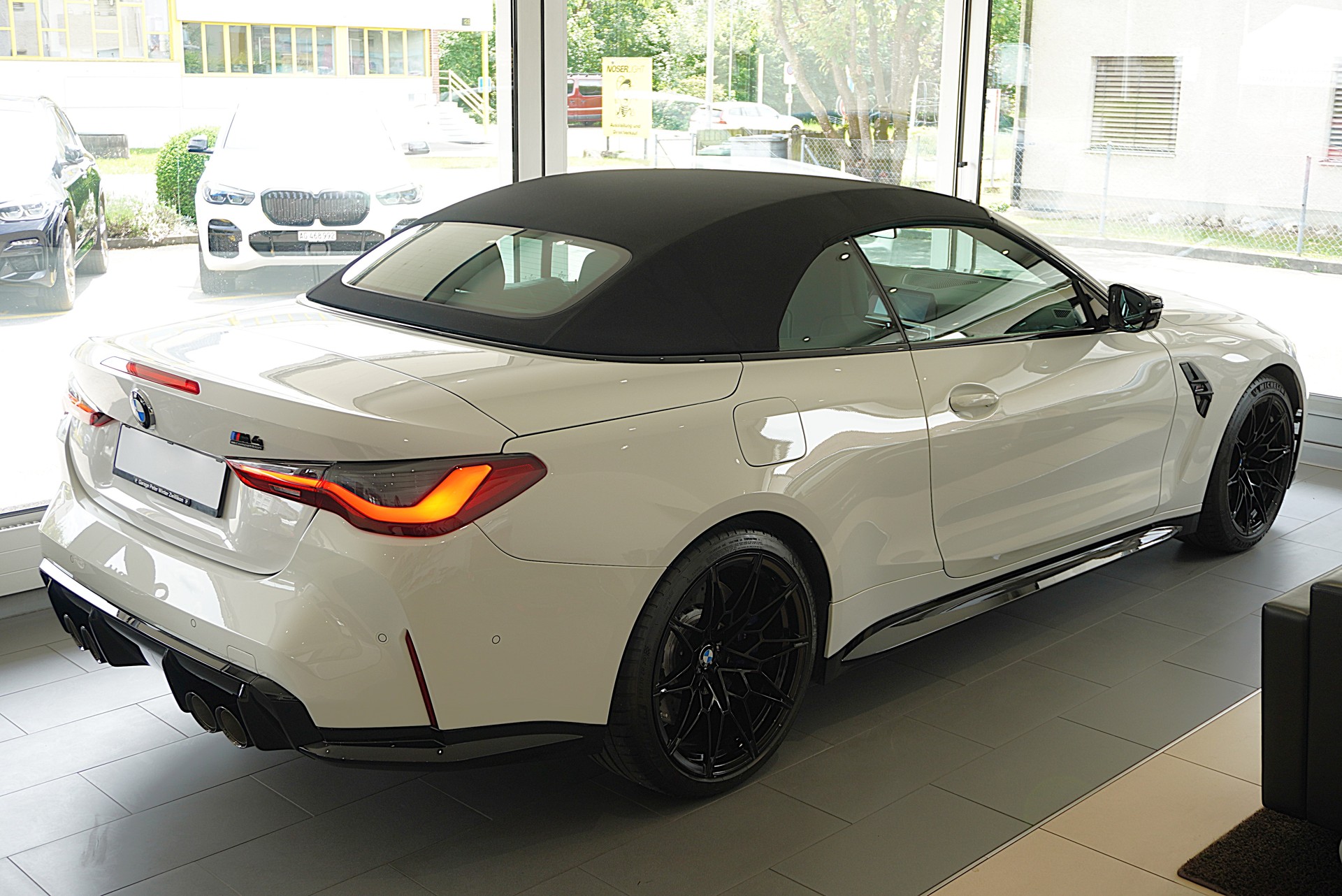 BMW M4 Cabrio Competition M xDrive-image-4