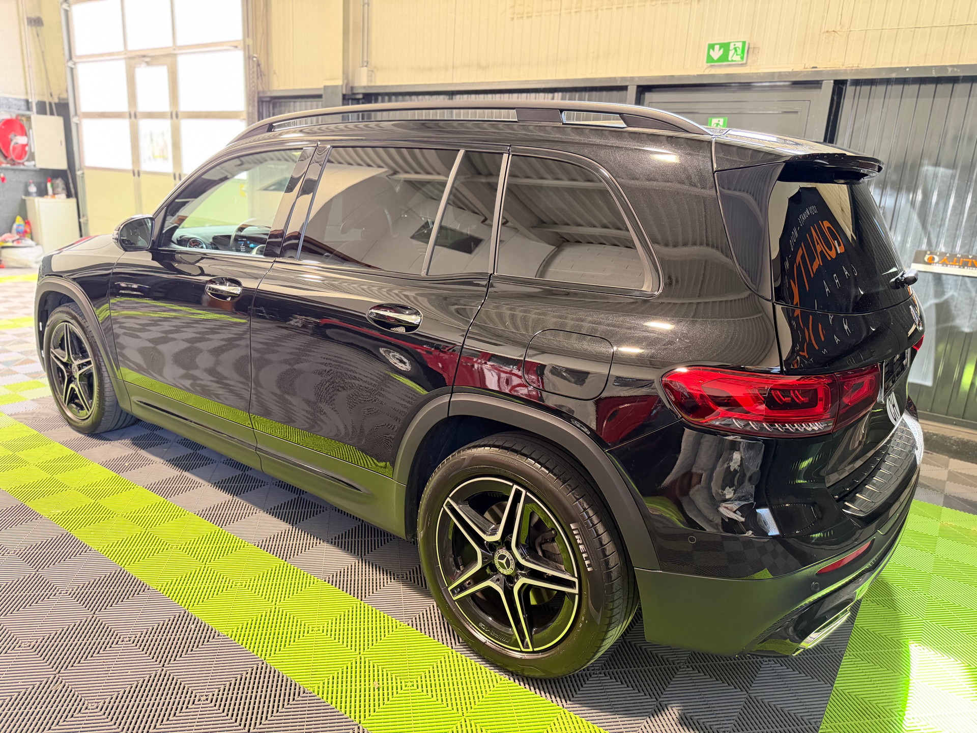MERCEDES-BENZ GLB 250 AMG Line 4 MATIC 8G-Tronic-image-2