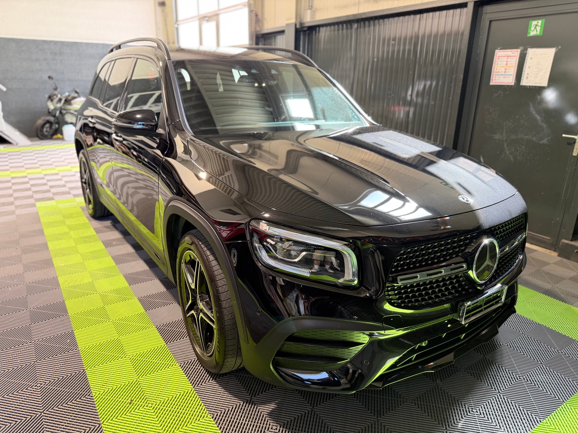 MERCEDES-BENZ GLB 250 AMG Line 4 MATIC 8G-Tronic-image-4