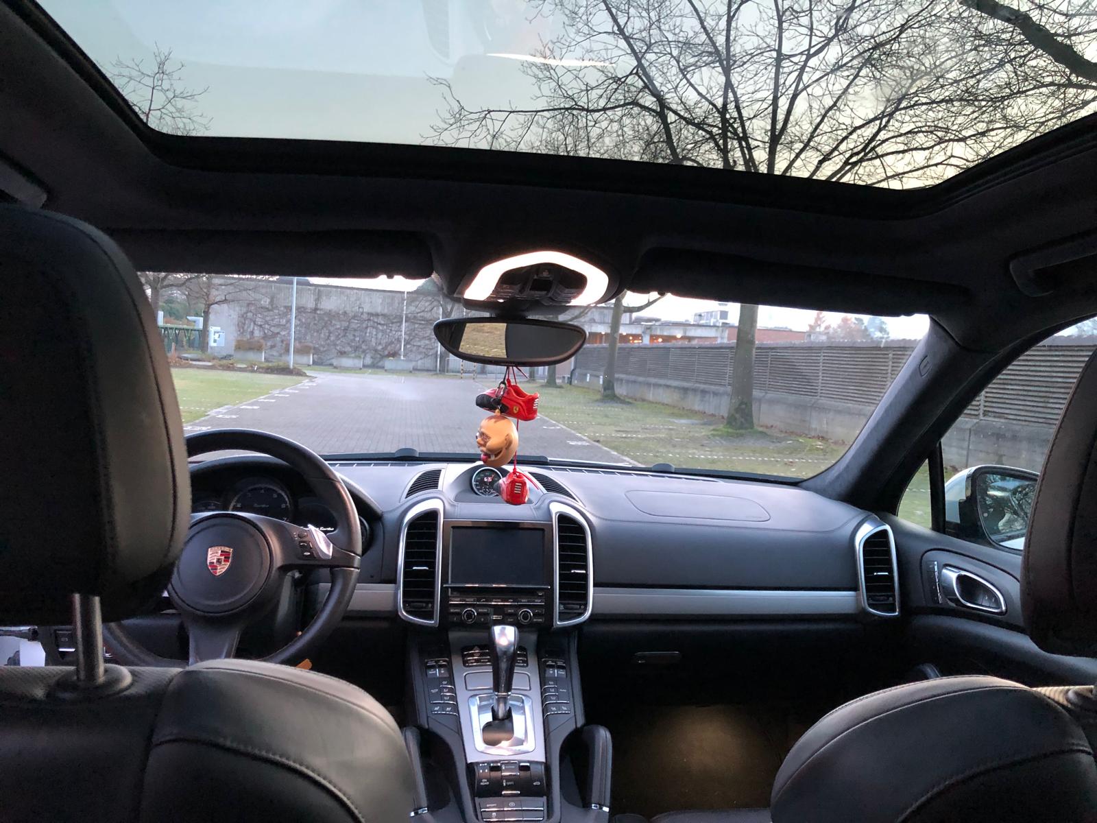 PORSCHE Cayenne Turbo-image-11