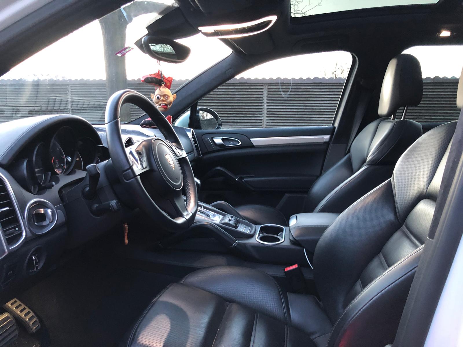 PORSCHE Cayenne Turbo-image-9