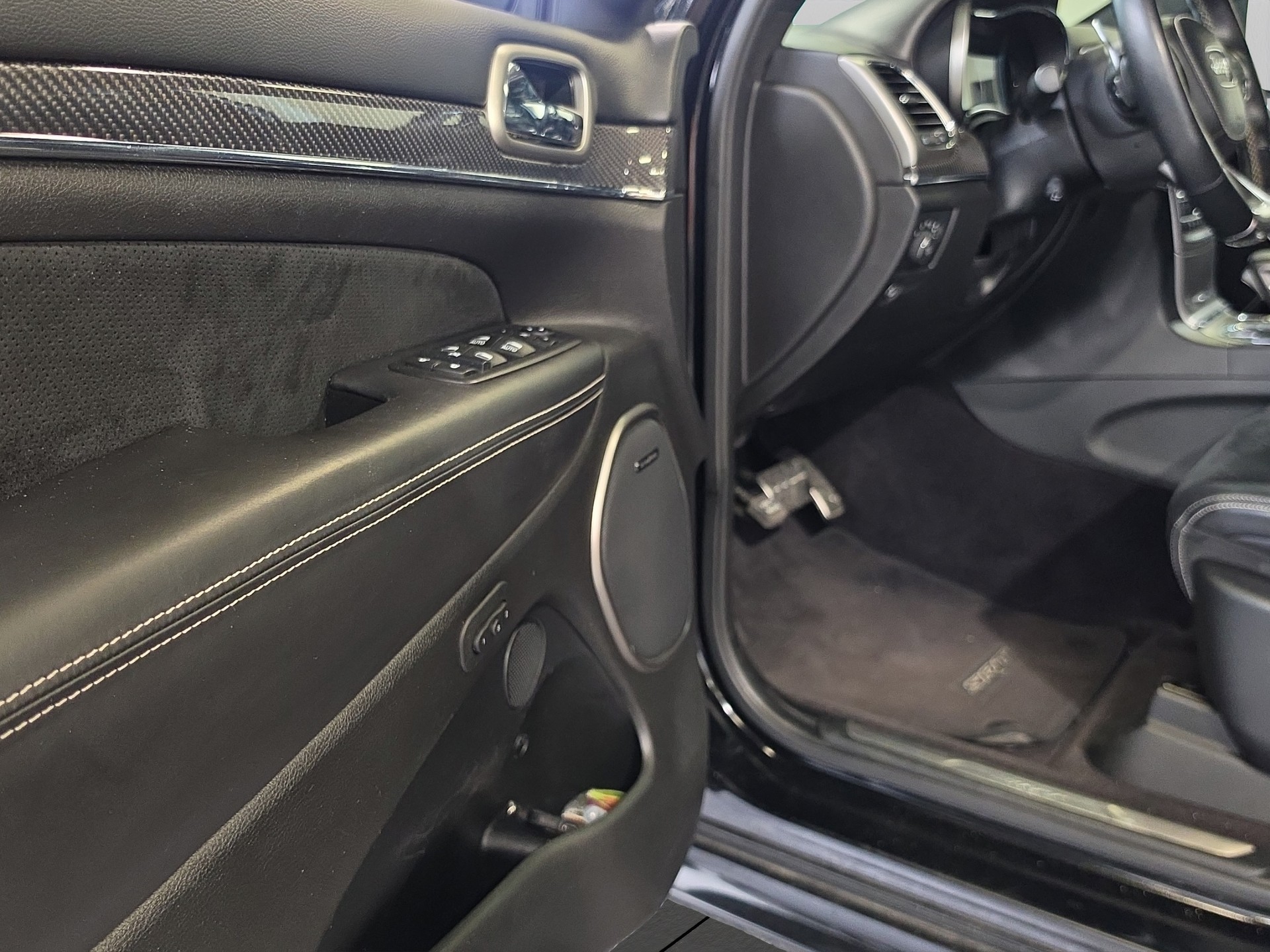 JEEP Grand Cherokee 6.4 V8 HEMI SRT8 Automatic-image-14