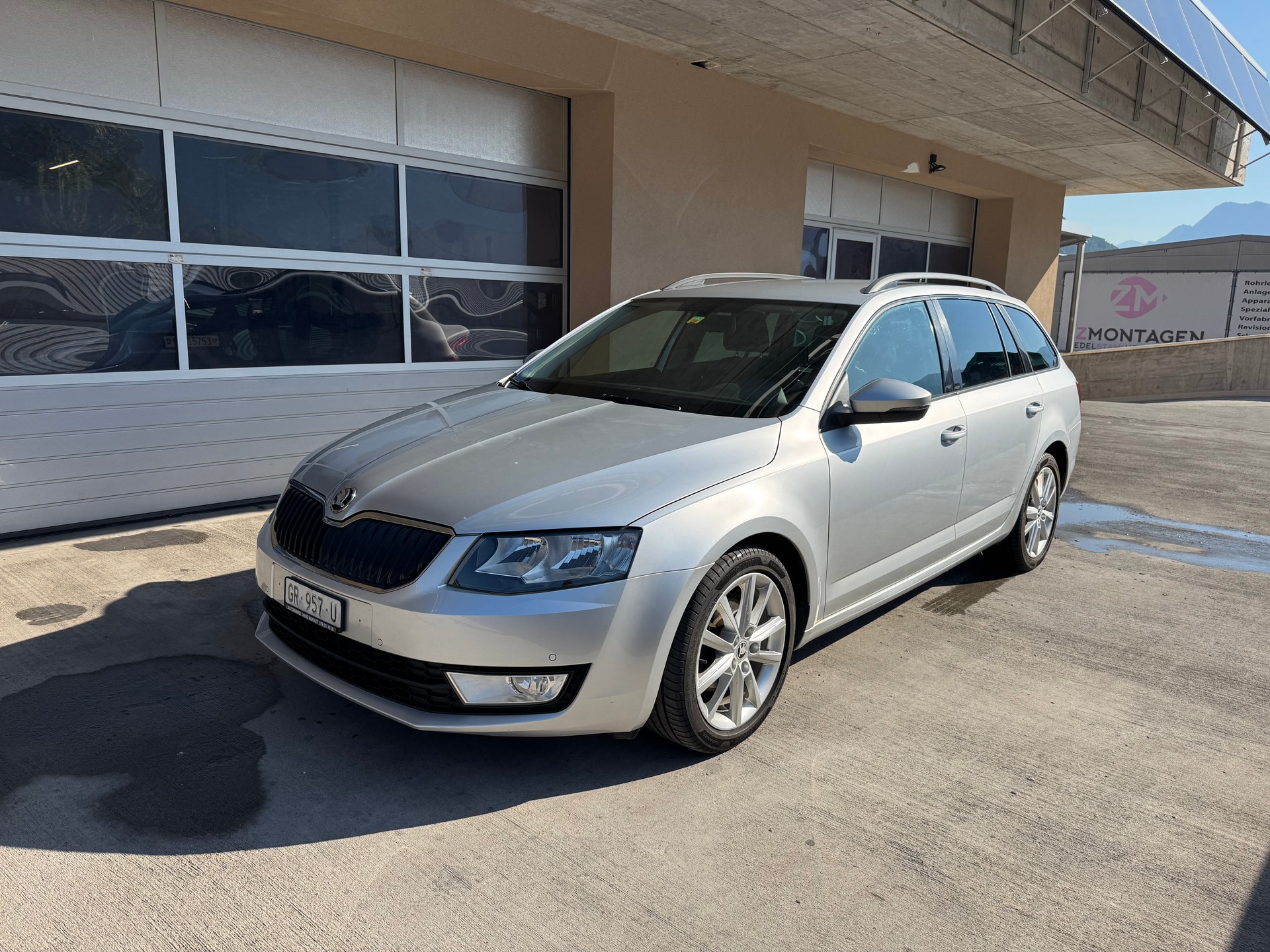 SKODA Octavia Combi 2.0 TDI Ambition 4x4-image-0