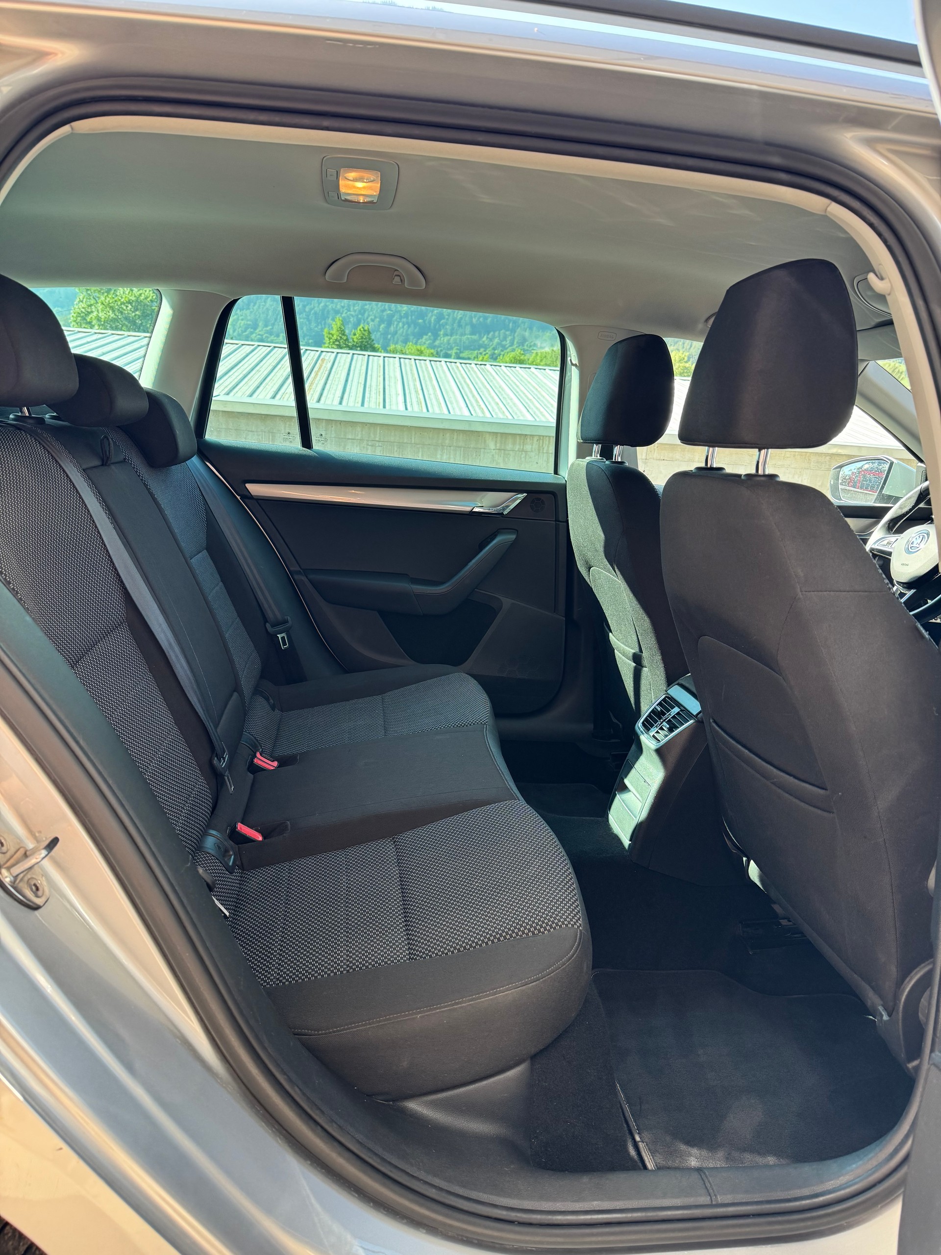 SKODA Octavia Combi 2.0 TDI Ambition 4x4-image-9