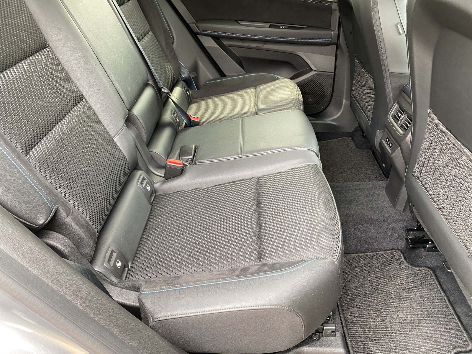 RENAULT Austral 1.3 MHEV 160 Techno Esprit Alpine A-image-13