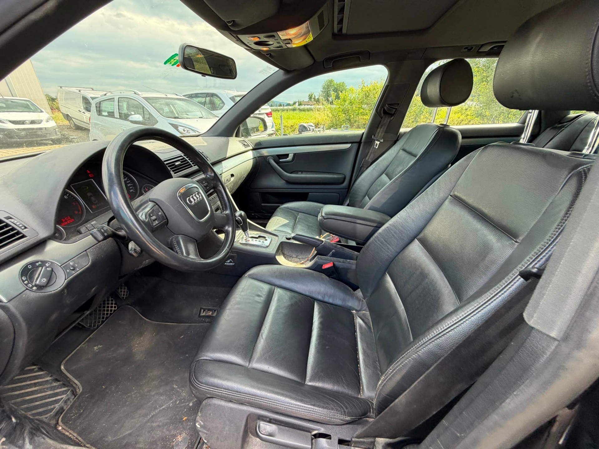 AUDI A4 Avant 2.0 Turbo FSI quattro-image-12
