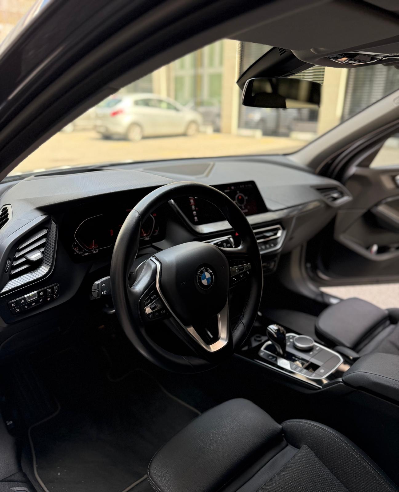 BMW 118i Sport Line-image-4