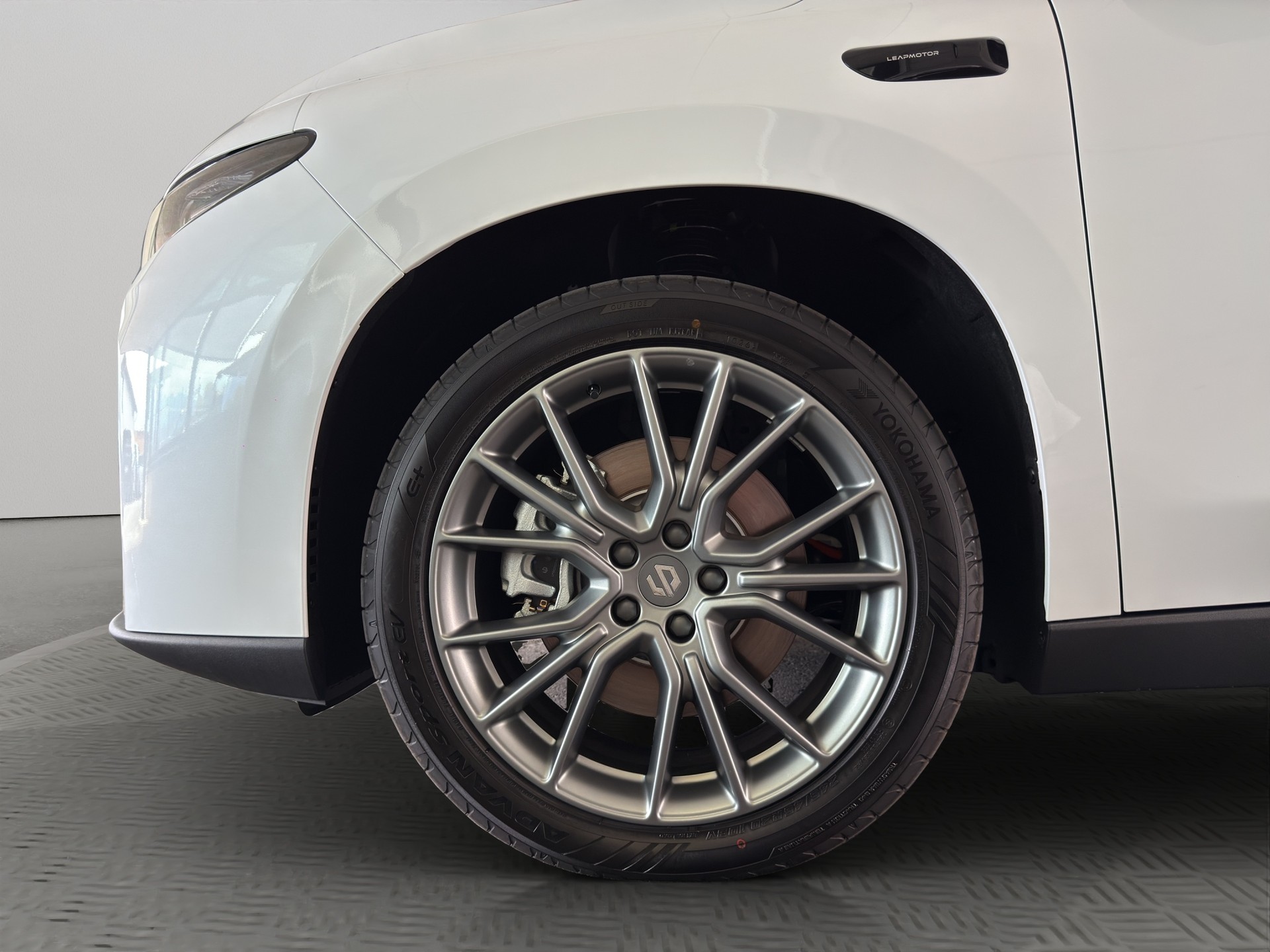 LEAPMOTOR C10 EV AWD-image-12