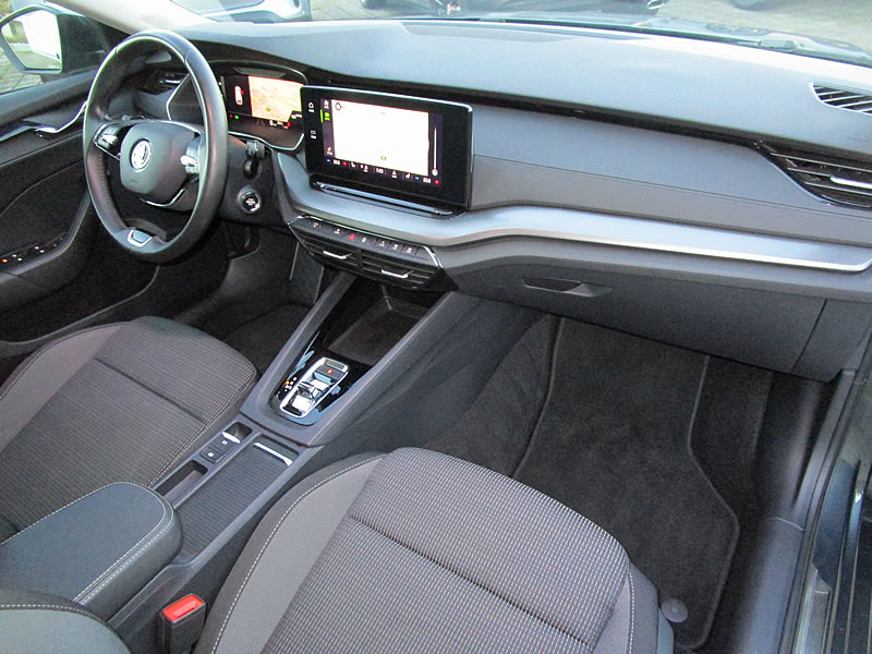 SKODA Octavia Combi 2.0 TDI DSG Ambition-image-11
