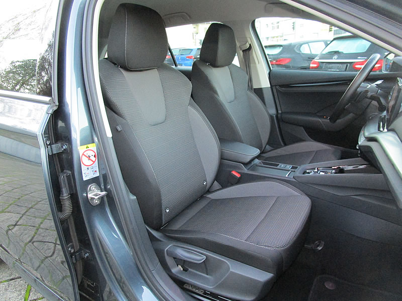 SKODA Octavia Combi 2.0 TDI DSG Ambition-image-12