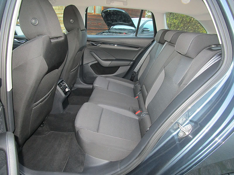 SKODA Octavia Combi 2.0 TDI DSG Ambition-image-6