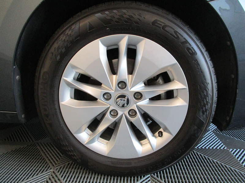 SKODA Octavia Combi 2.0 TDI DSG Ambition-image-15