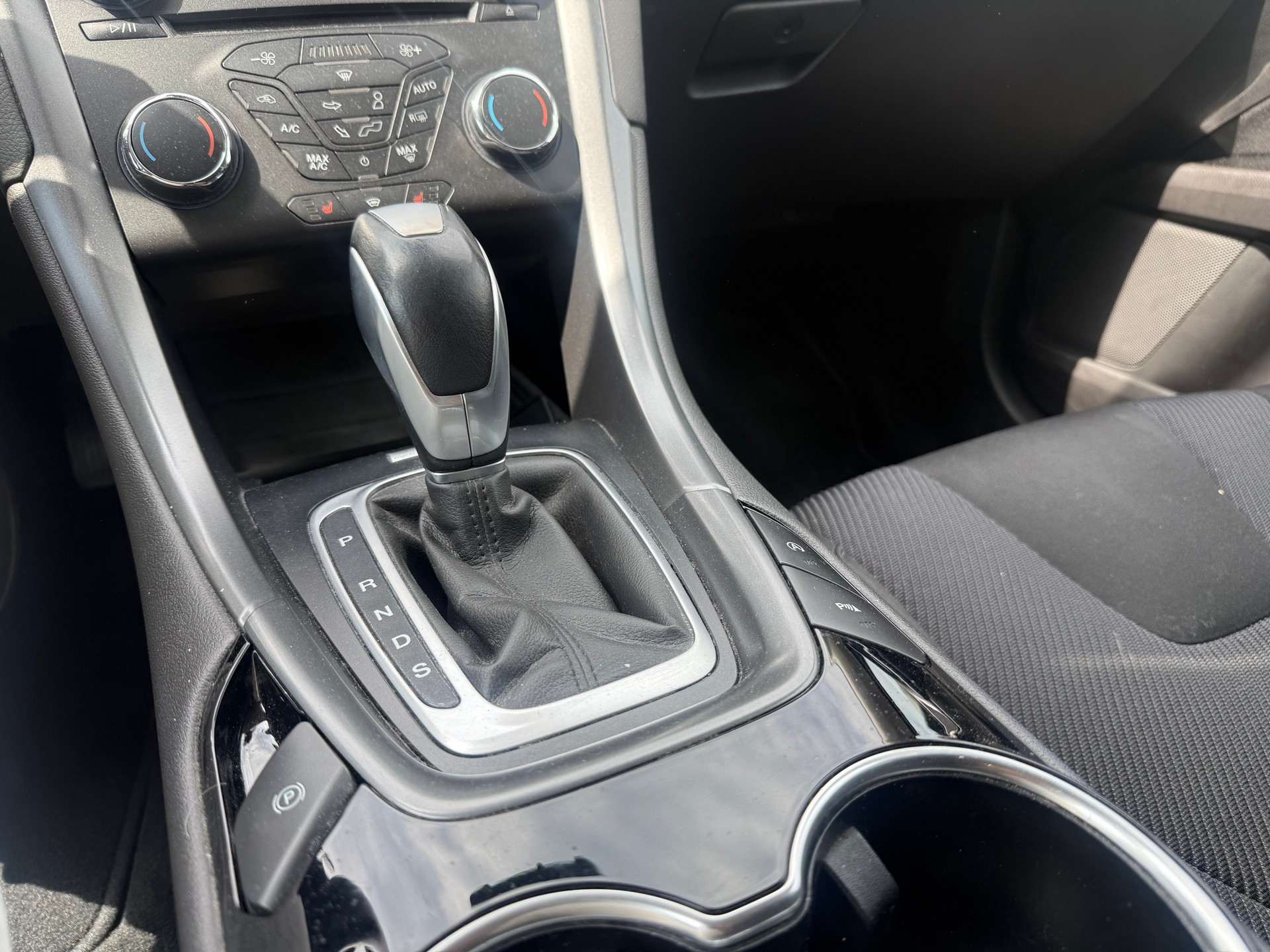 FORD Mondeo 2.0 EcoBoost SCTi Vignale Automatic-image-7