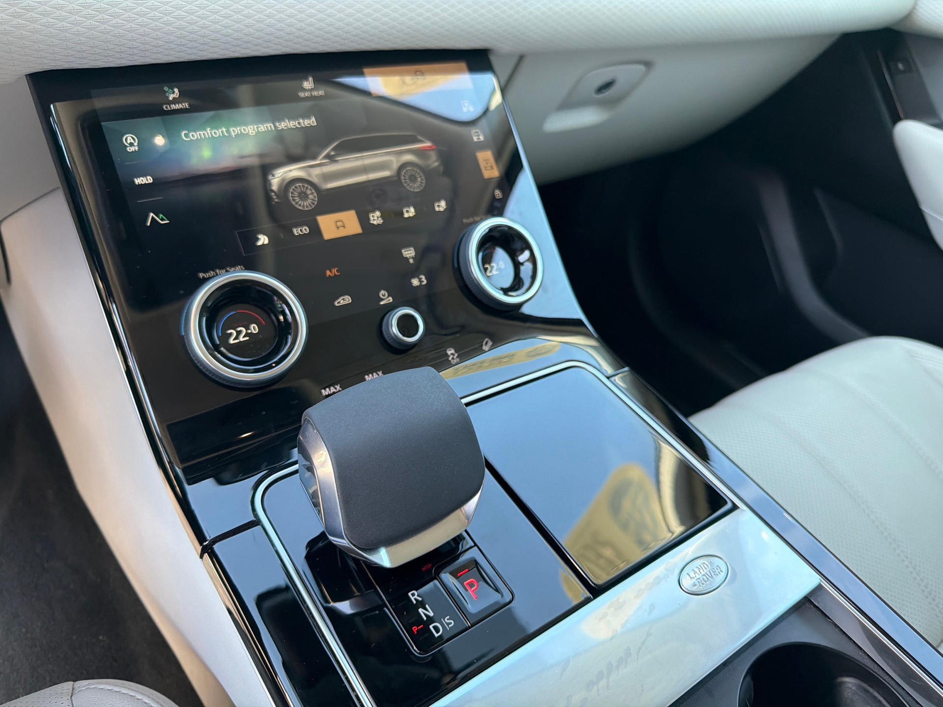 LAND ROVER Range Rover Velar 3.0 D I6 300 R-Dynamic-image-5