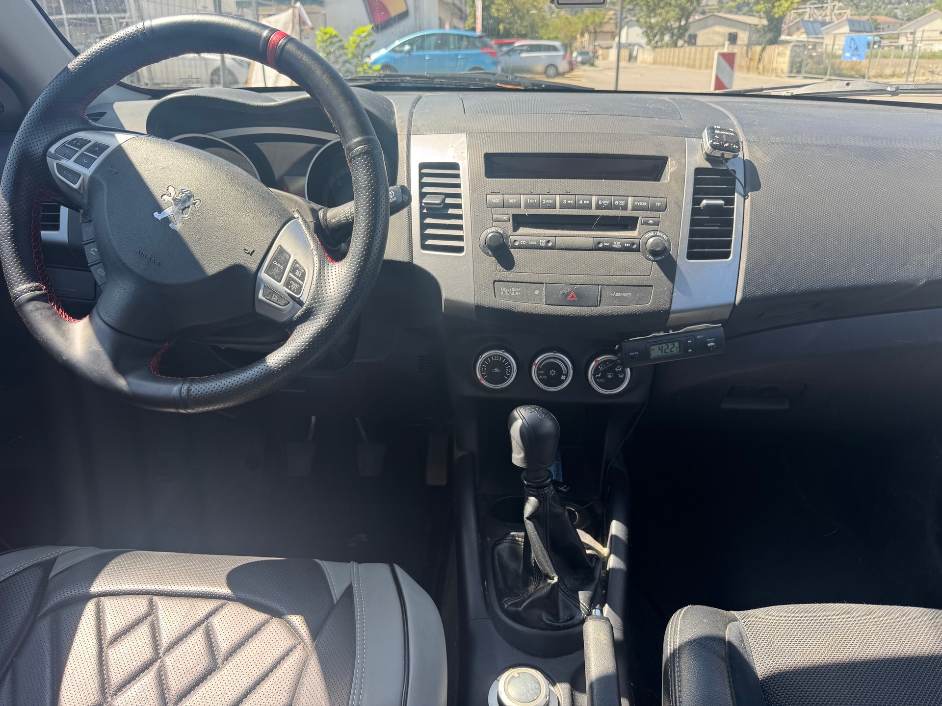 PEUGEOT 4007 2.2 HDi Confort-image-7