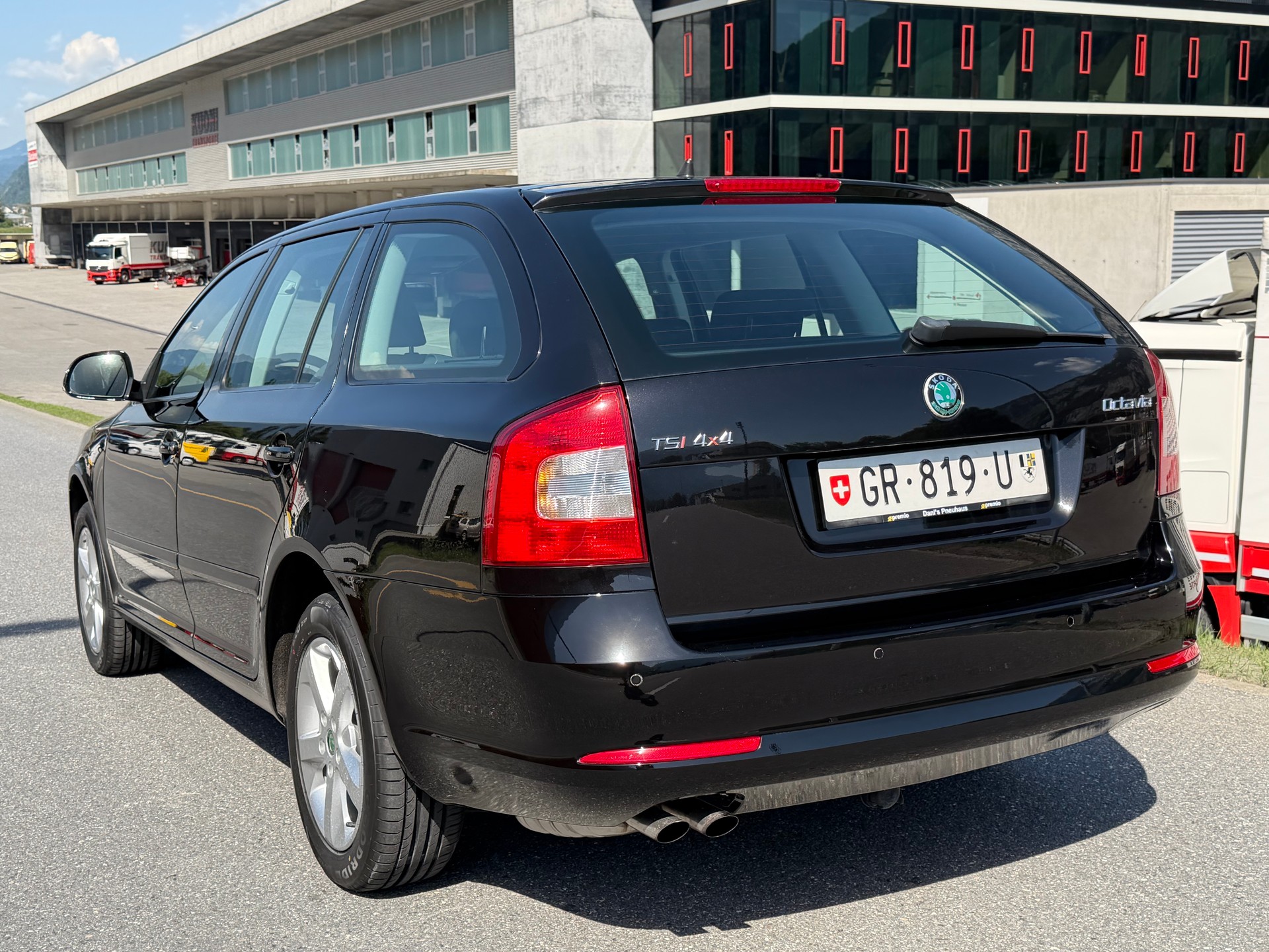 SKODA Octavia Combi 1.8 TSI Adventure 4x4-image-5