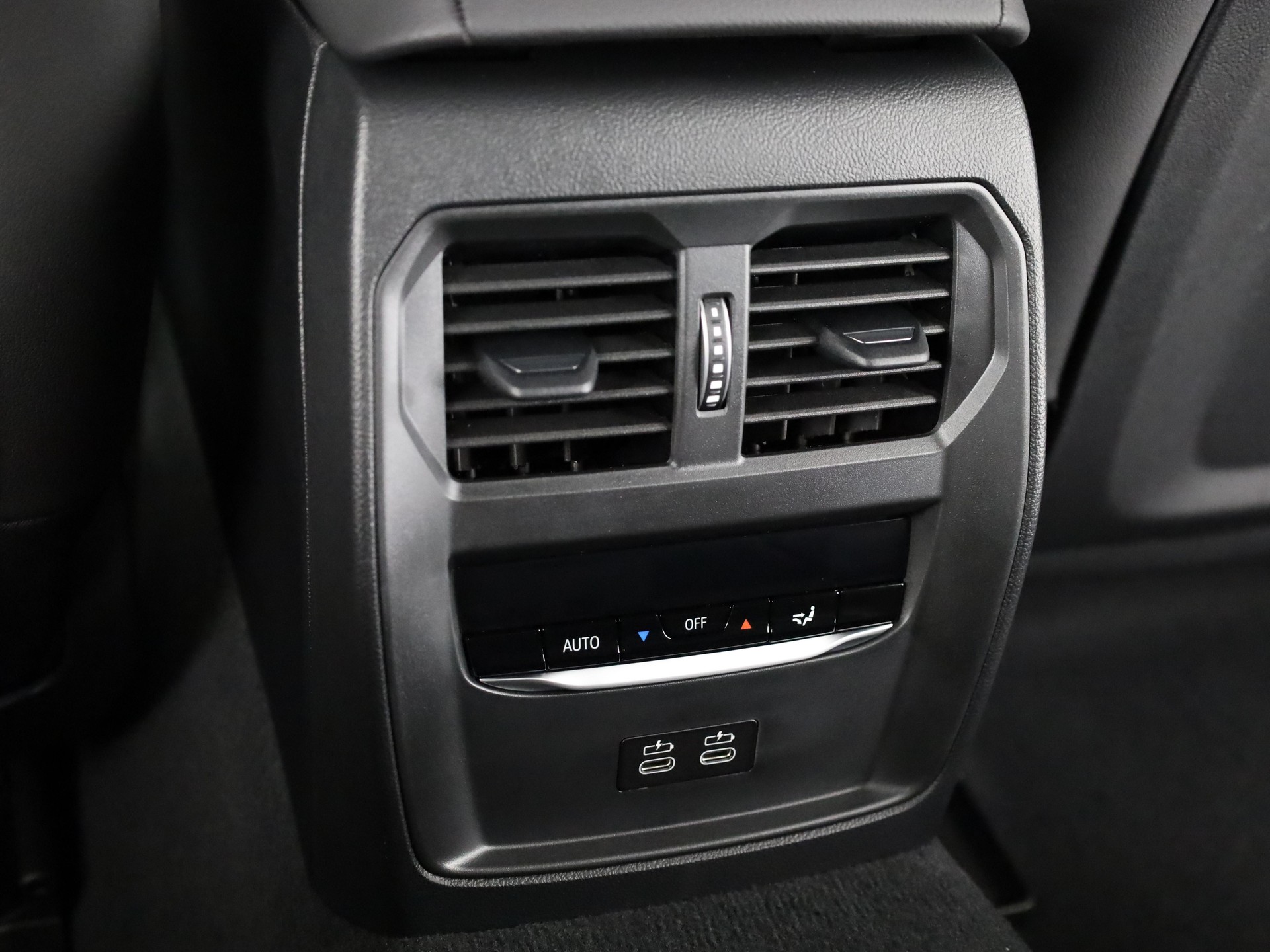 BMW i4 xDrive40-image-16