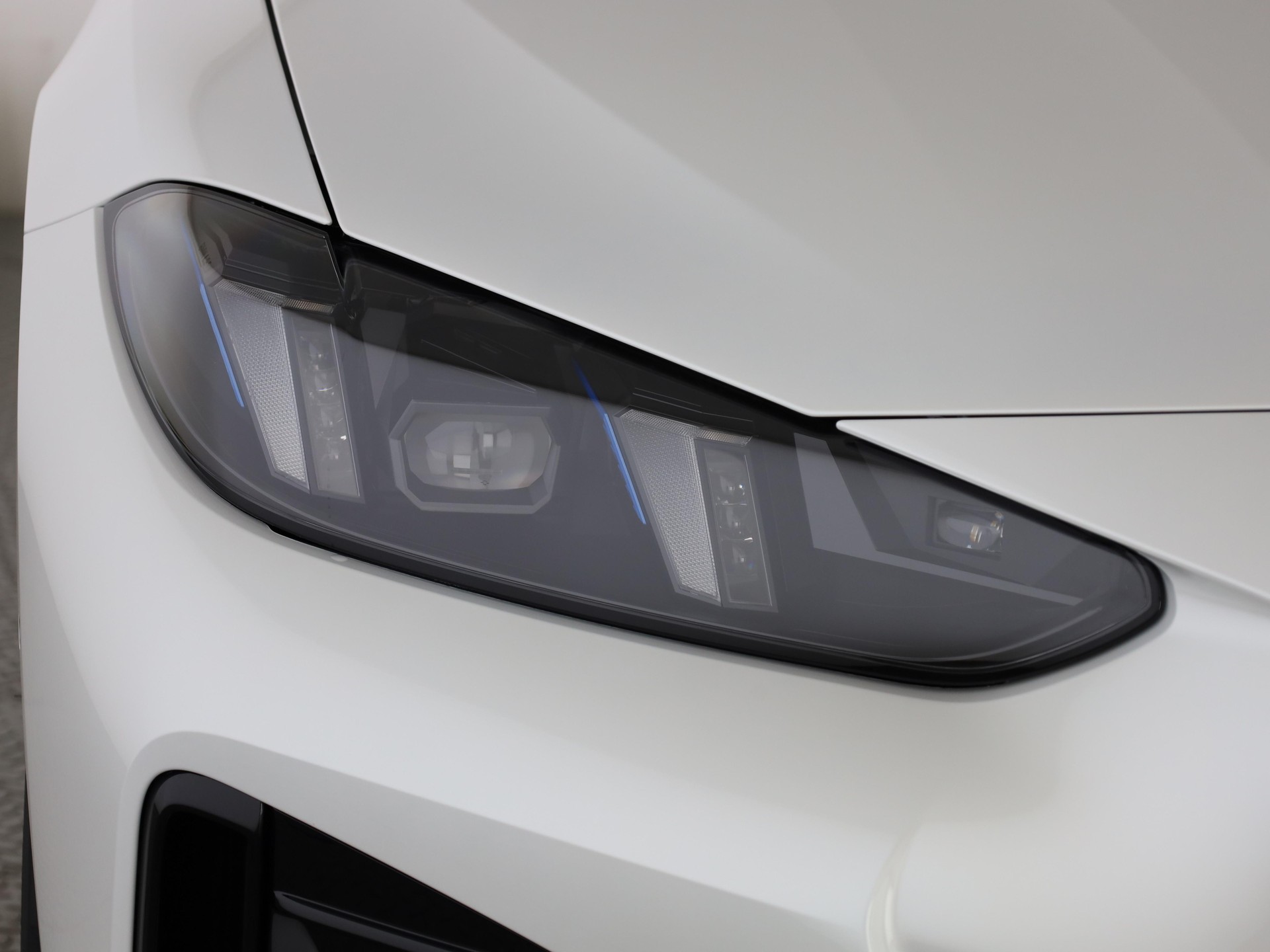 BMW i4 xDrive40-image-5