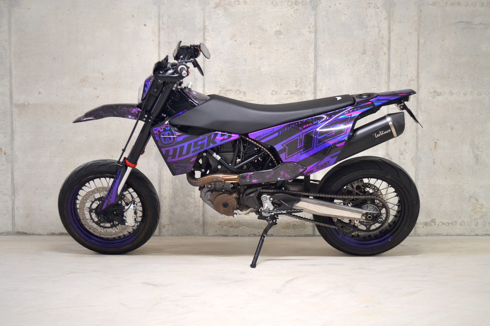 HUSQVARNA 701 Supermoto (35kW)-showroom-element-2