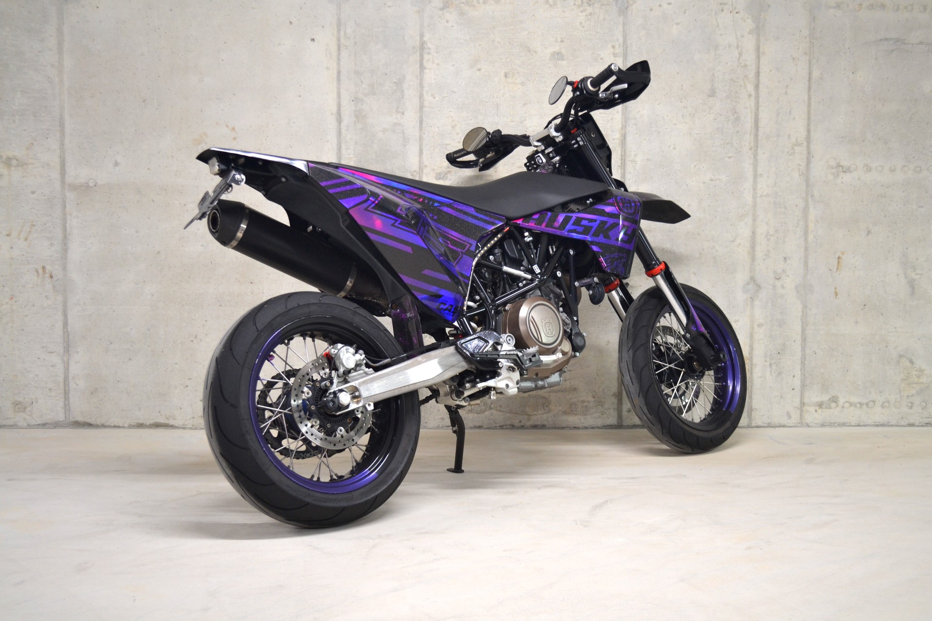 HUSQVARNA 701 Supermoto (35kW)-showroom-element-3