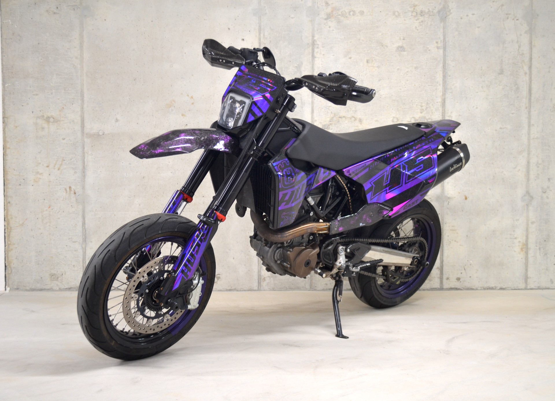 HUSQVARNA 701 Supermoto (35kW)-showroom-element-1