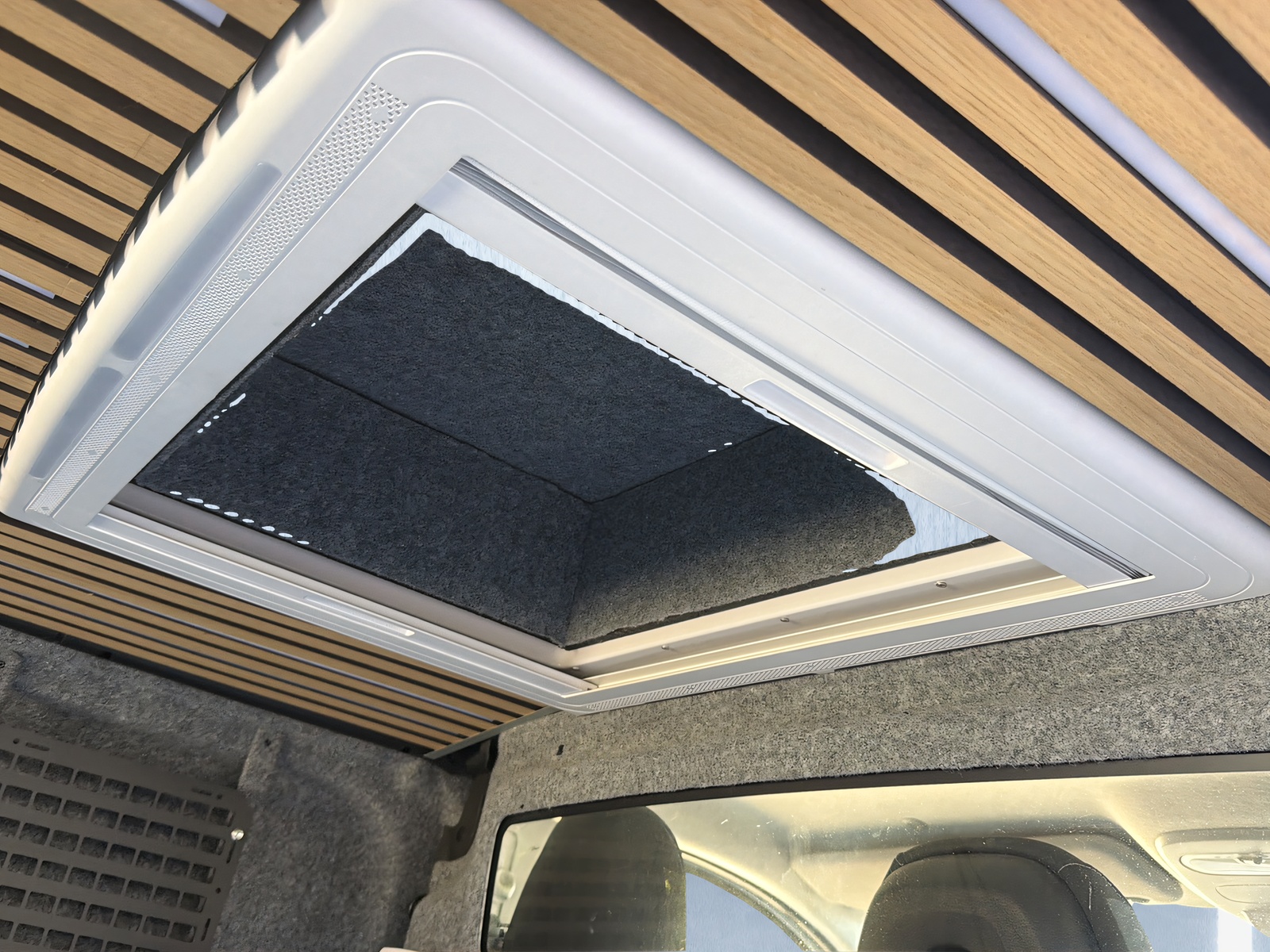 OPEL Vivaro Camper mit Durchstieg ins Dachzelt-image-19