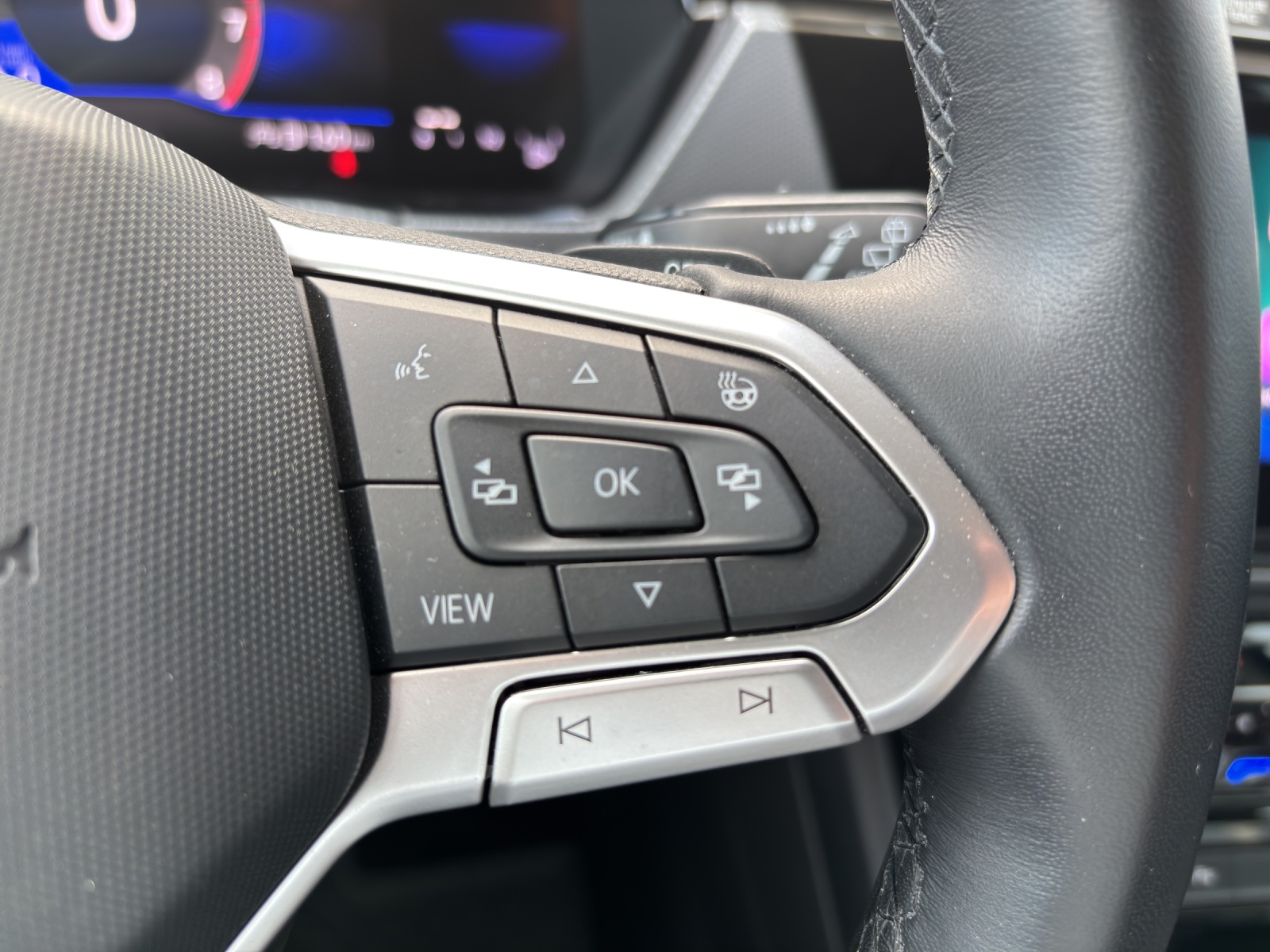VW Touran 1.5 TSI EVO Comfortline DSG mit AHK, Frontscheibenheizung & Rückfahrkamera-image-15