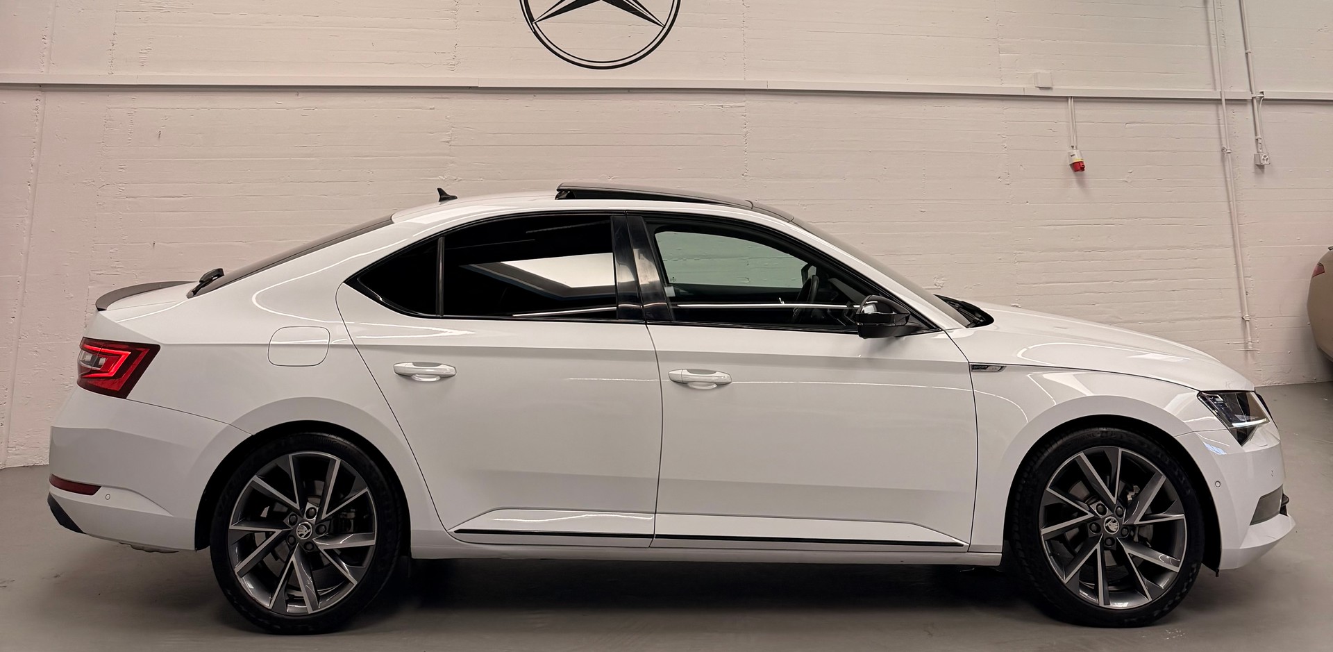 SKODA Superb 2.0 TSI SportLine+ DSG Limited White Performance CH Fahrzeug-image-5