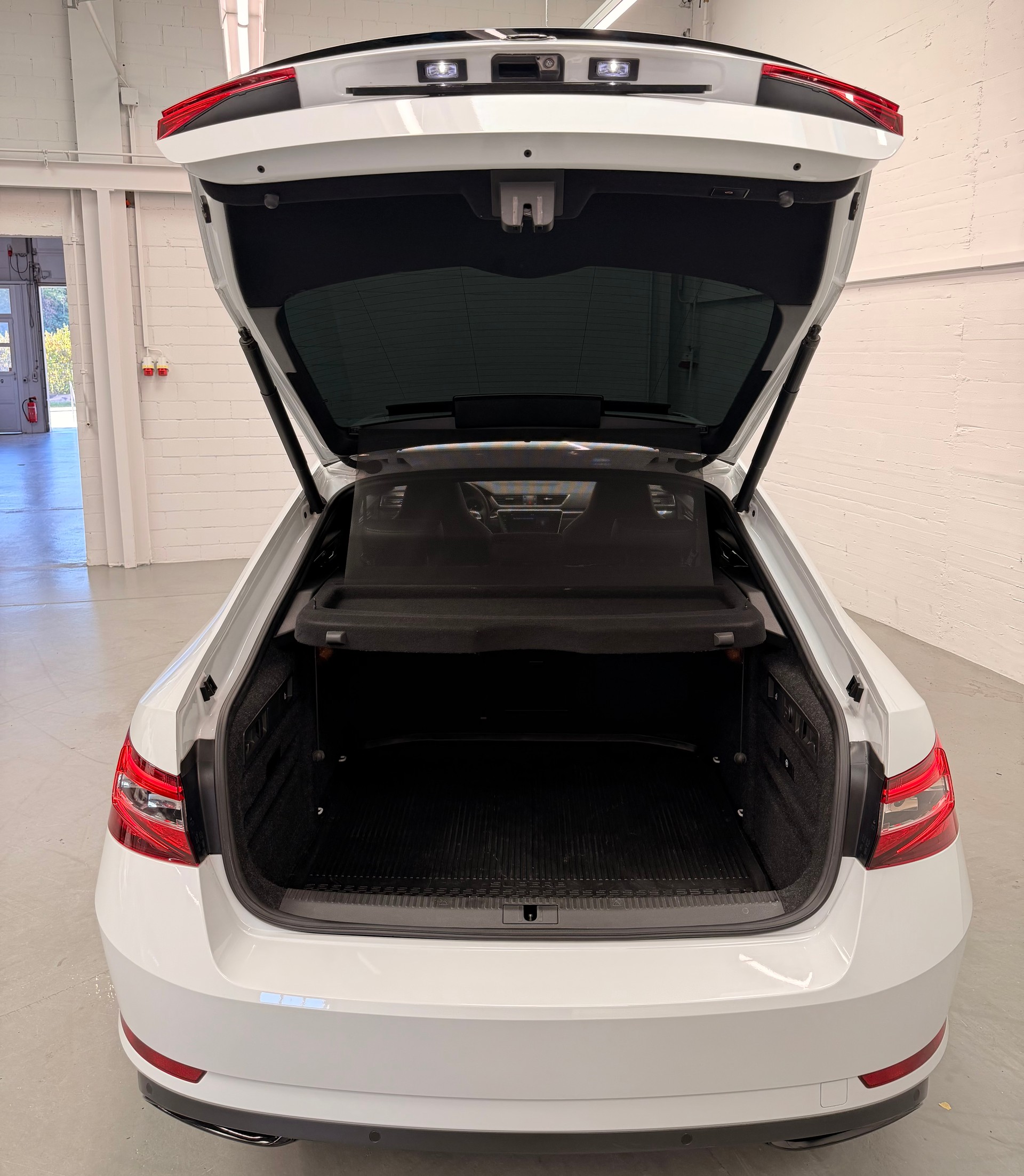 SKODA Superb 2.0 TSI SportLine+ DSG Limited White Performance CH Fahrzeug-image-9