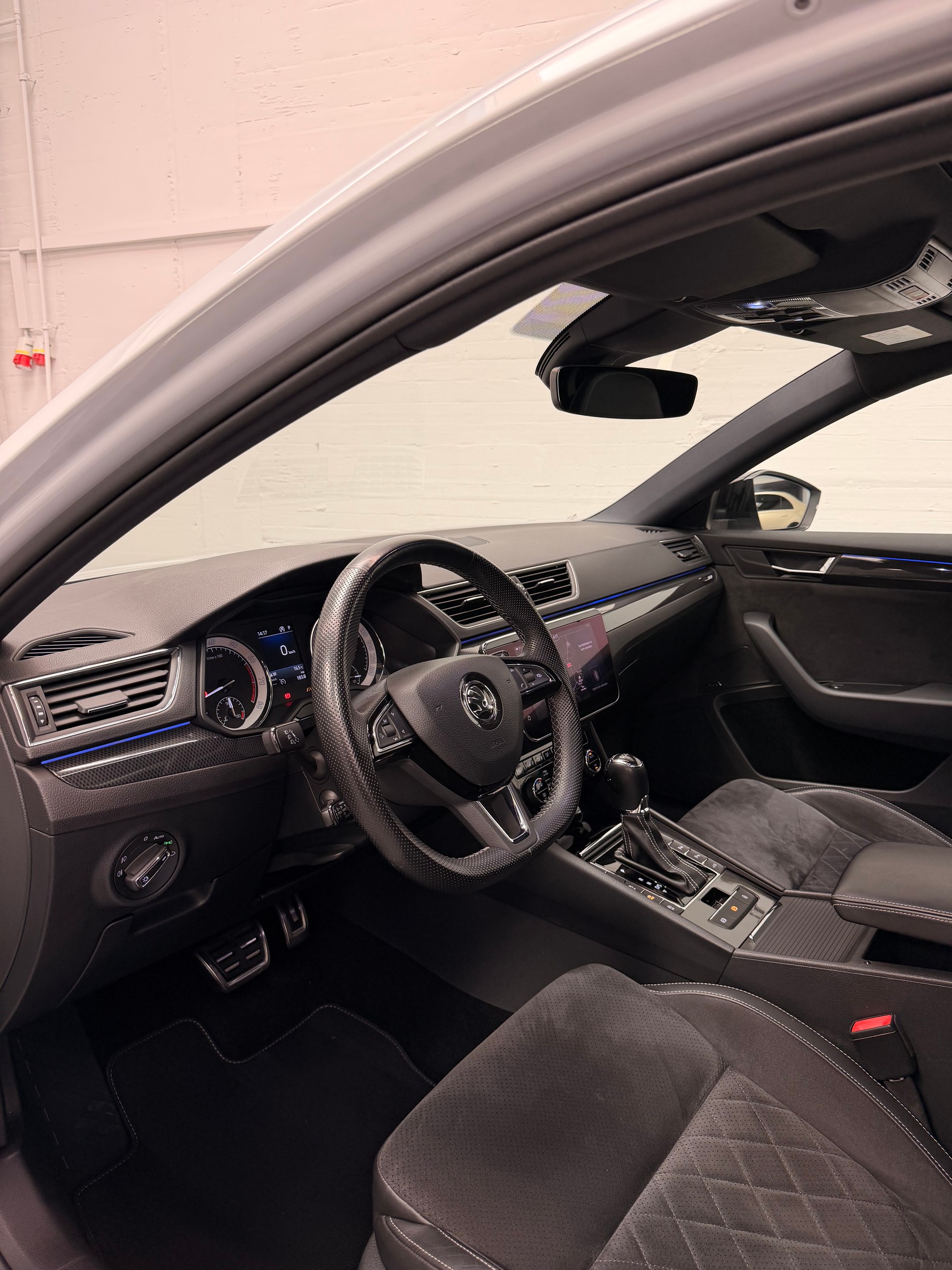 SKODA Superb 2.0 TSI SportLine+ DSG Limited White Performance CH Fahrzeug-image-12