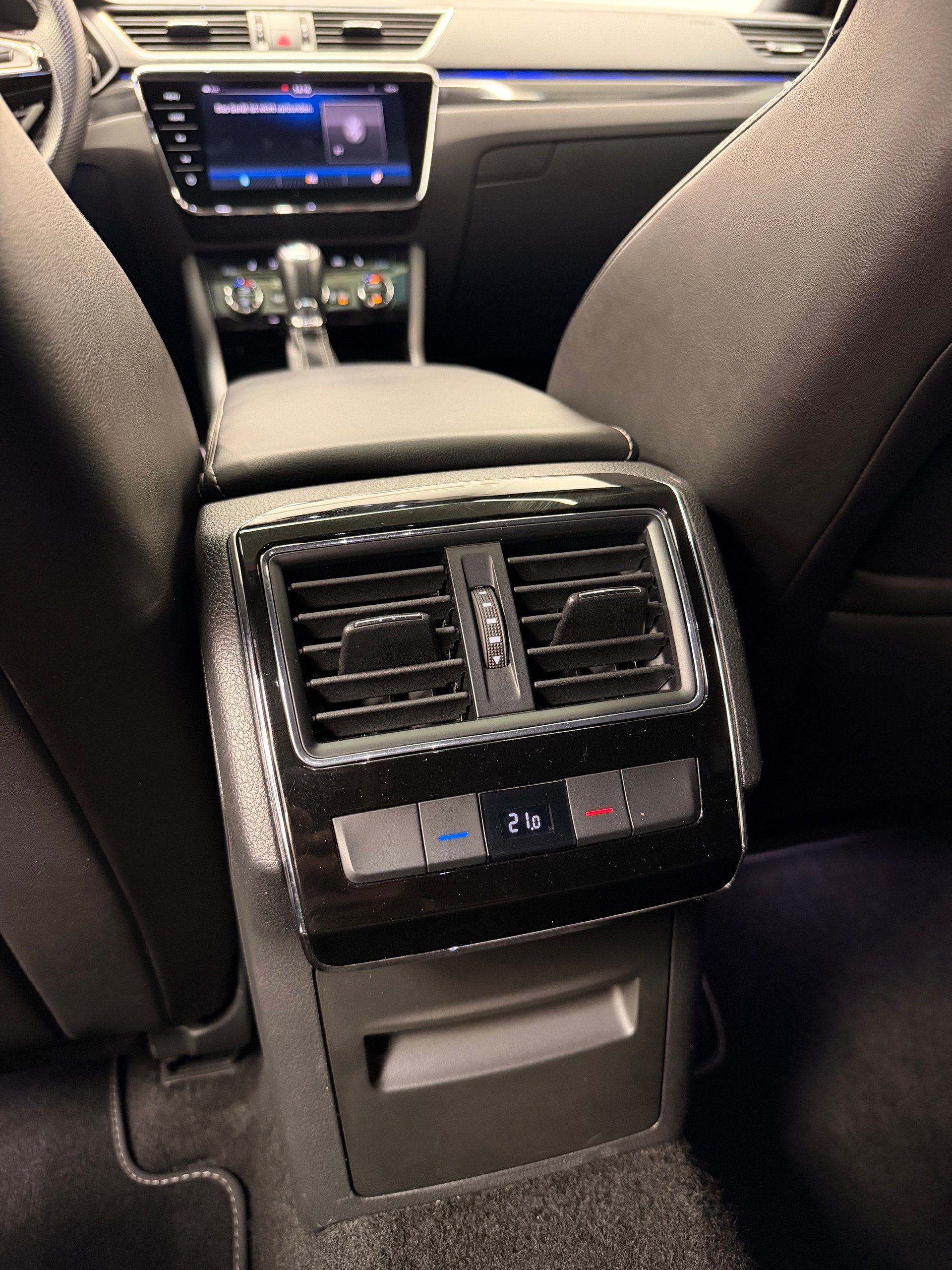 SKODA Superb 2.0 TSI SportLine+ DSG Limited White Performance CH Fahrzeug-image-17