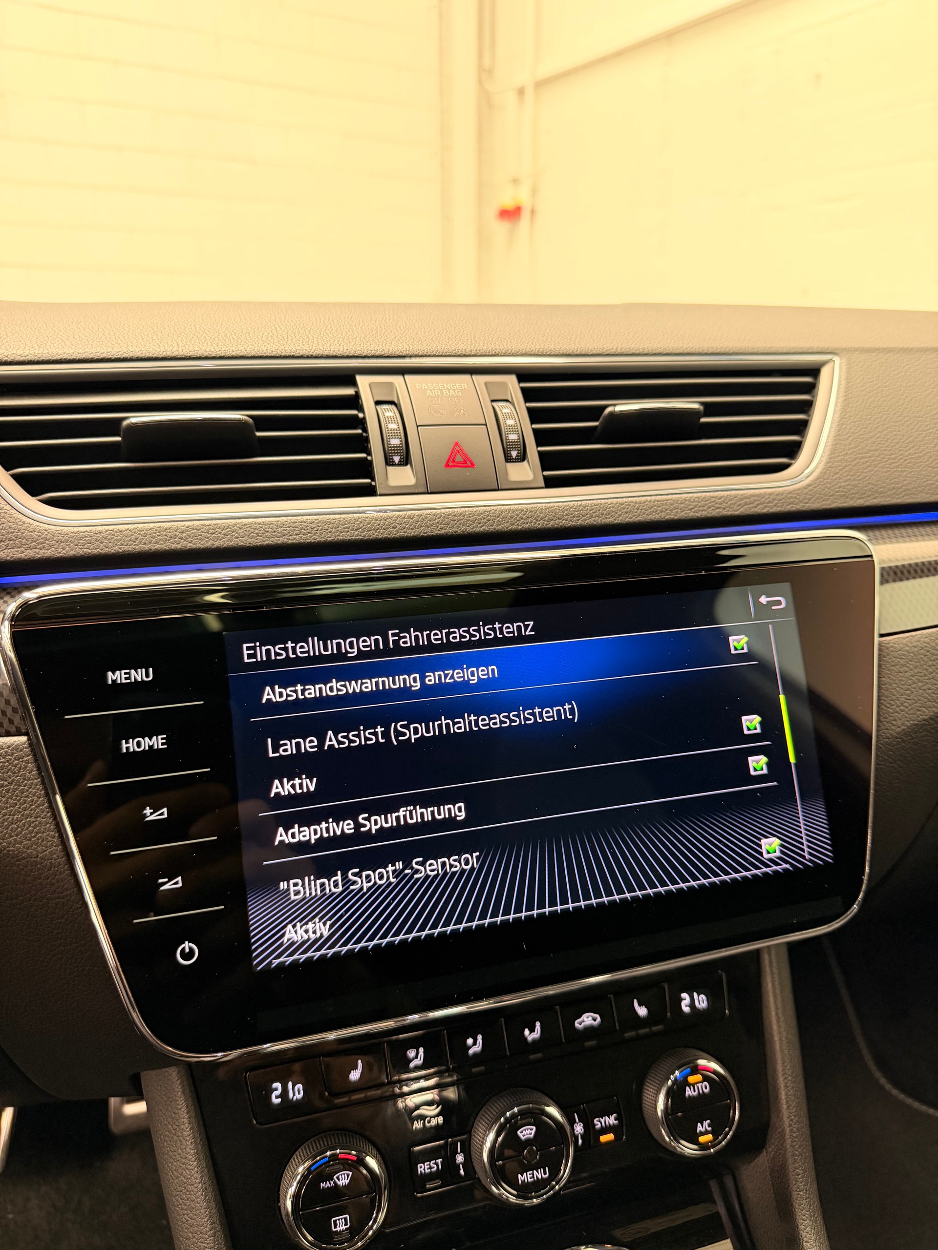 SKODA Superb 2.0 TSI SportLine+ DSG Limited White Performance CH Fahrzeug-image-26