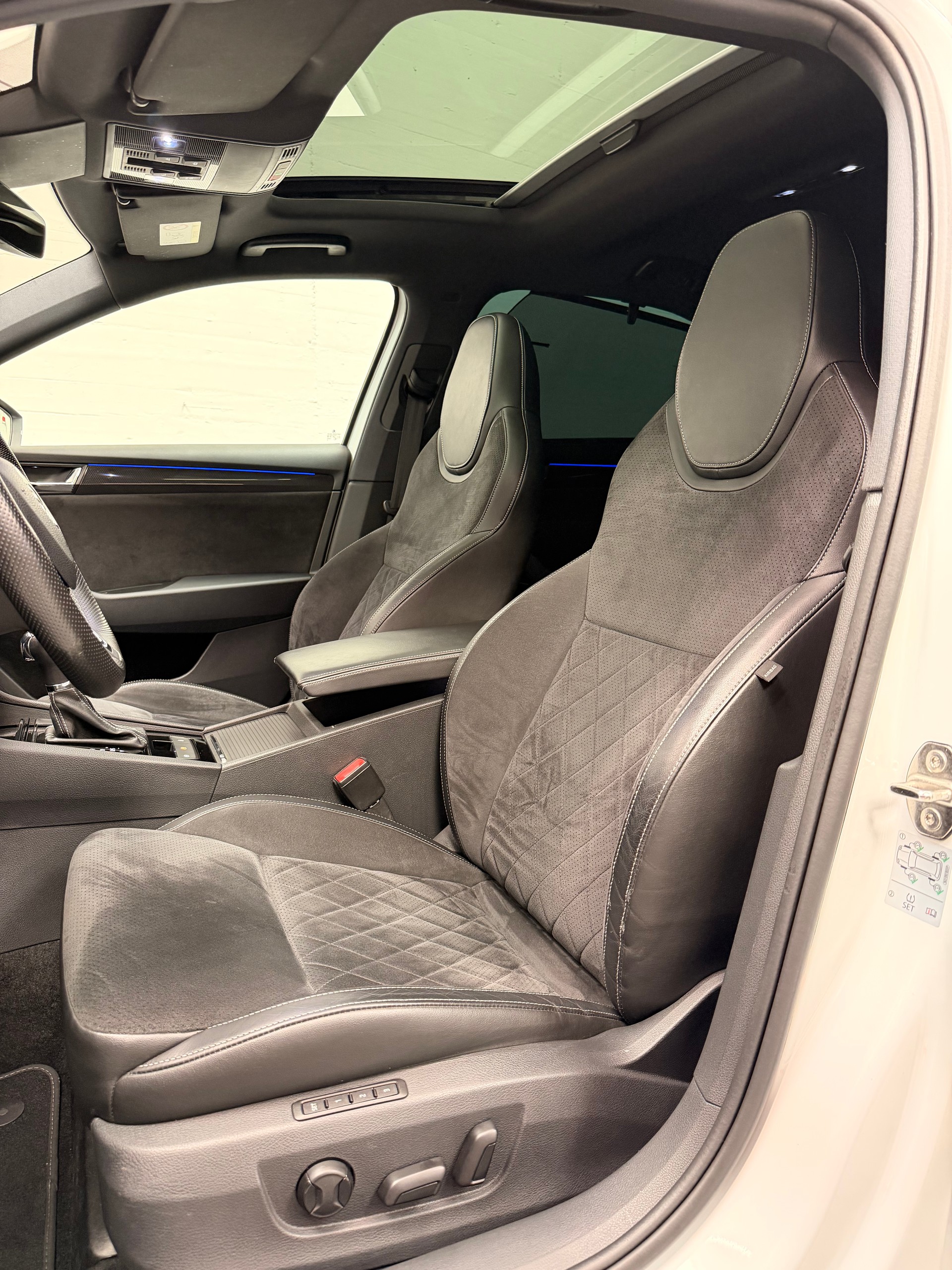 SKODA Superb 2.0 TSI SportLine+ DSG Limited White Performance CH Fahrzeug-image-13