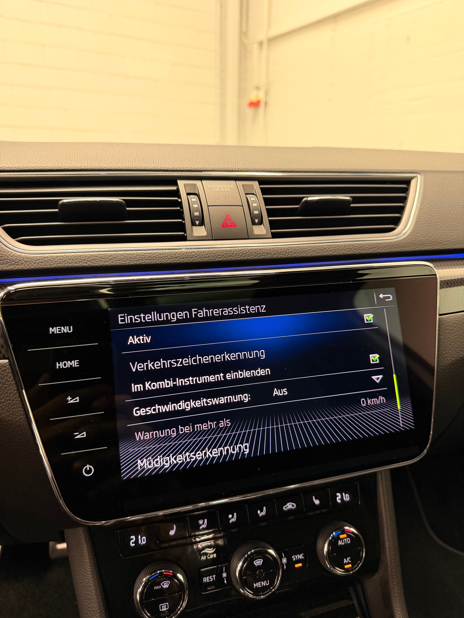 SKODA Superb 2.0 TSI SportLine+ DSG Limited White Performance CH Fahrzeug-image-27