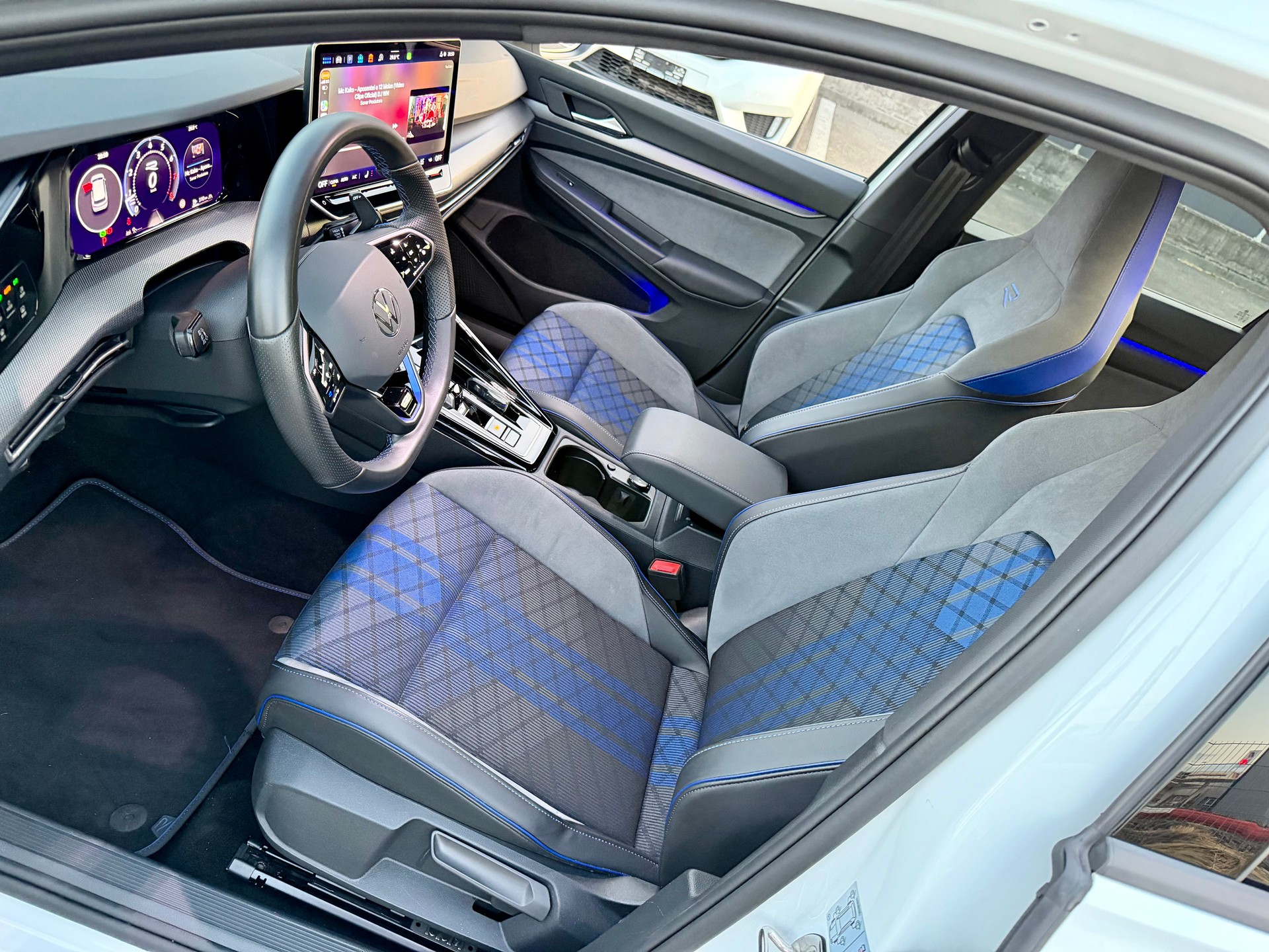VW Golf R 8.5 2.0 TSI 4 Motion black édition-image-4