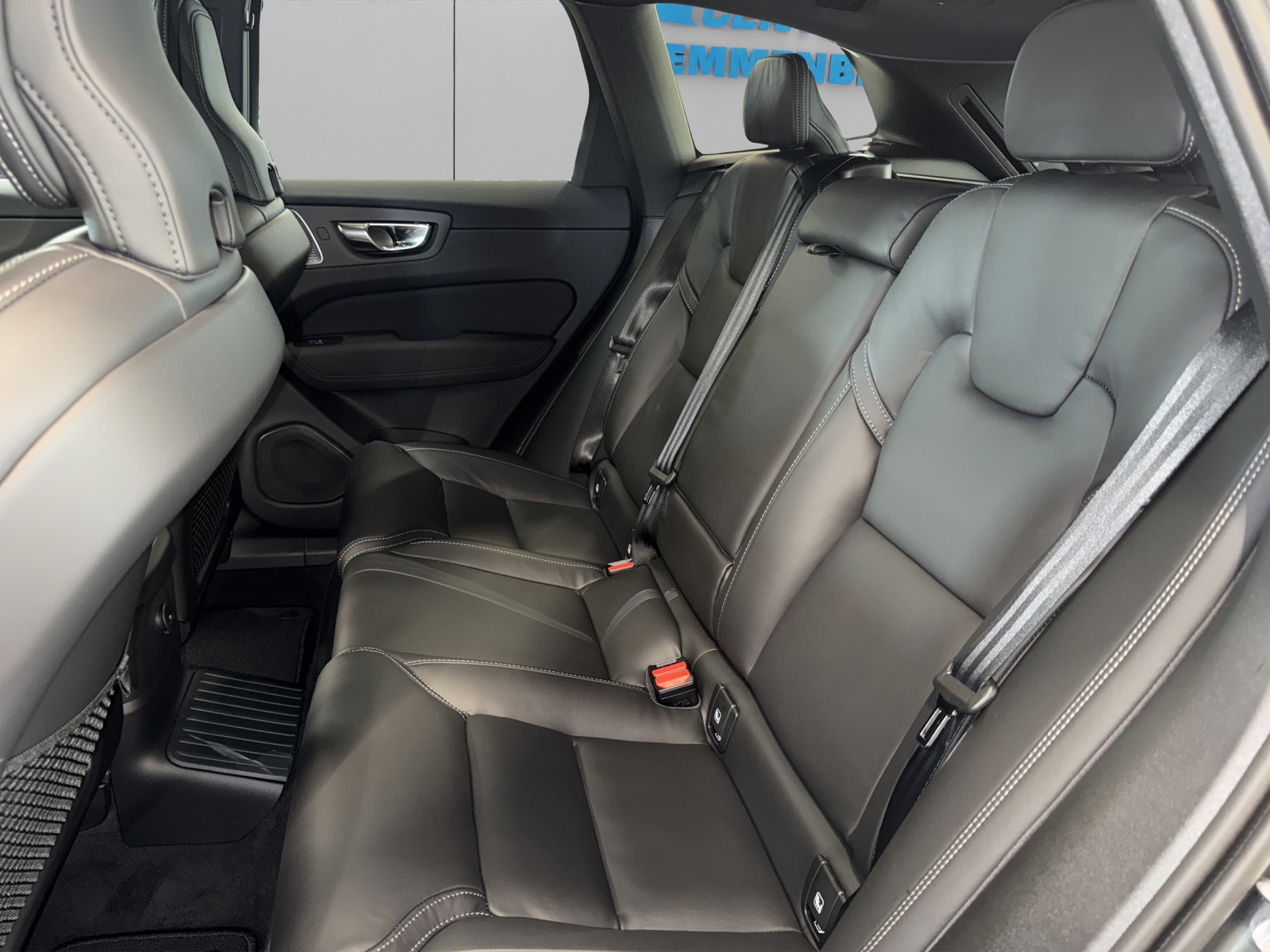 VOLVO XC60 2.0 T8 TE Ultra Dark eAWD-image-13