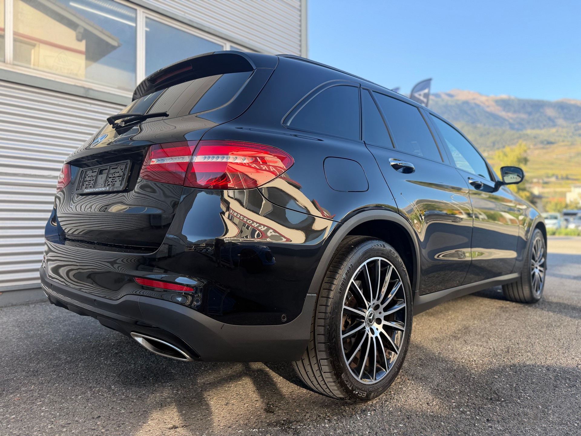 MERCEDES-BENZ GLC 250 AMG Line 4Matic 9G-Tronic-image-3