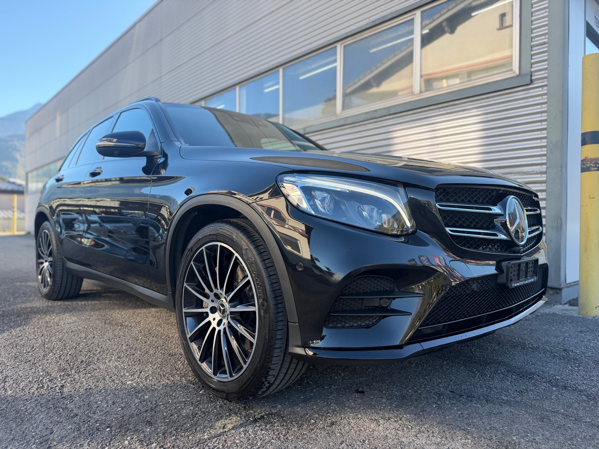MERCEDES-BENZ GLC 250 AMG Line 4Matic 9G-Tronic-image-2