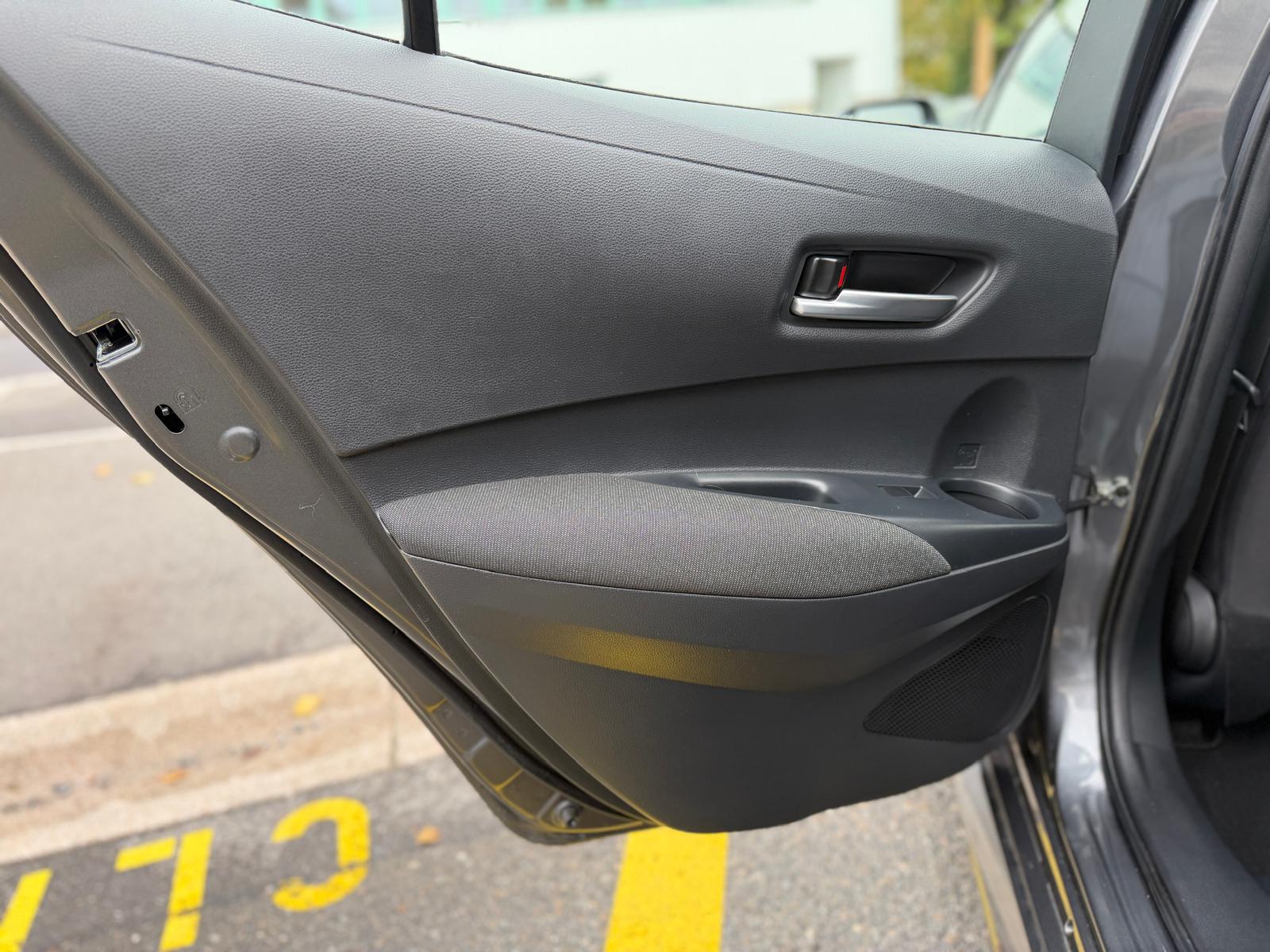 TOYOTA Corolla 1.8 HSD Comfort e- CVT-image-11