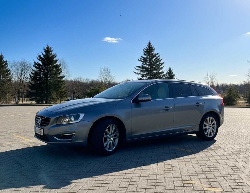 VOLVO V60 T4 Kinetic R-Design Geartronic-image-1