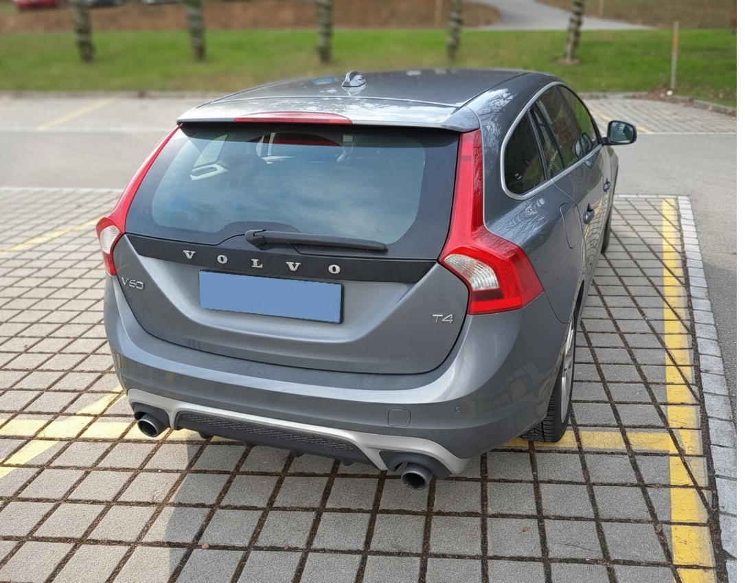 VOLVO V60 T4 Kinetic R-Design Geartronic-image-4