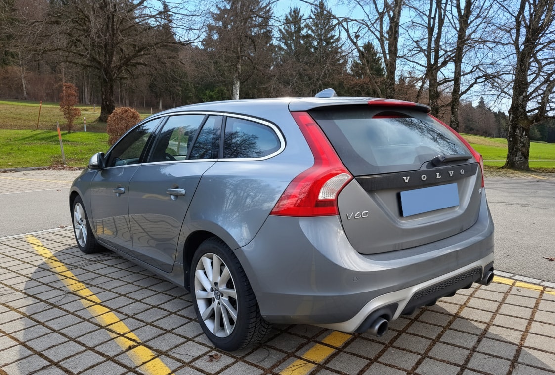 VOLVO V60 T4 Kinetic R-Design Geartronic-image-3