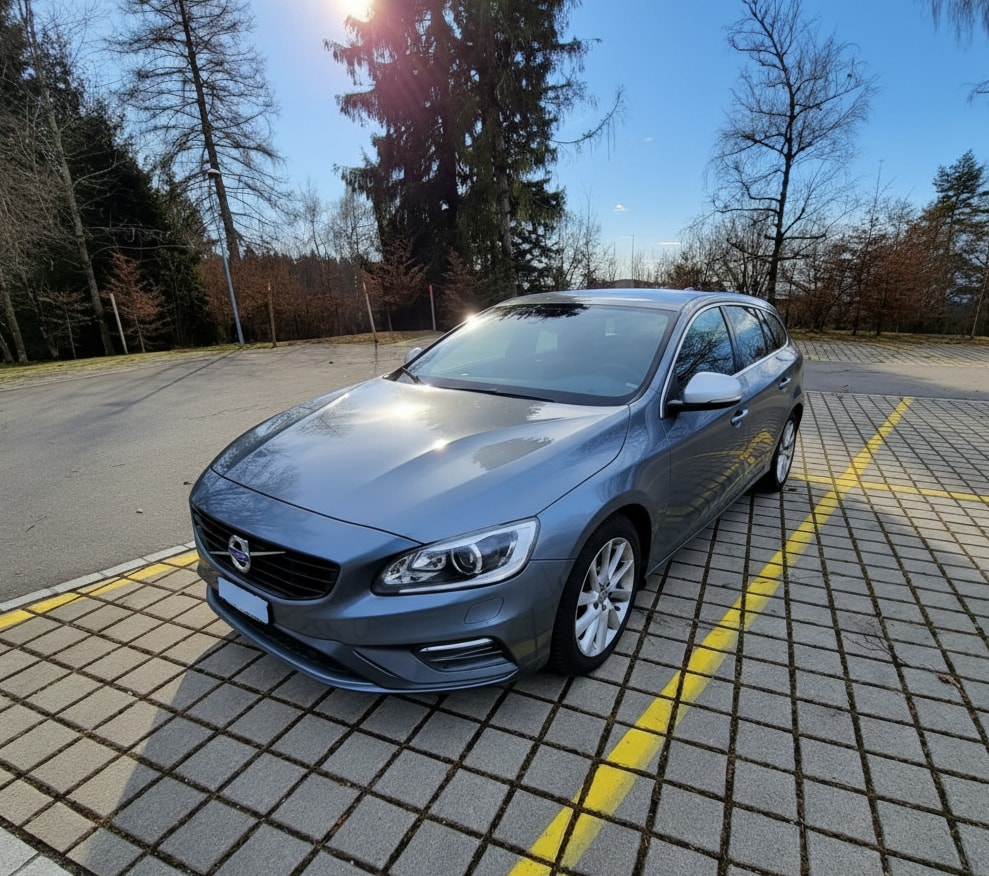 VOLVO V60 T4 Kinetic R-Design Geartronic-image-0