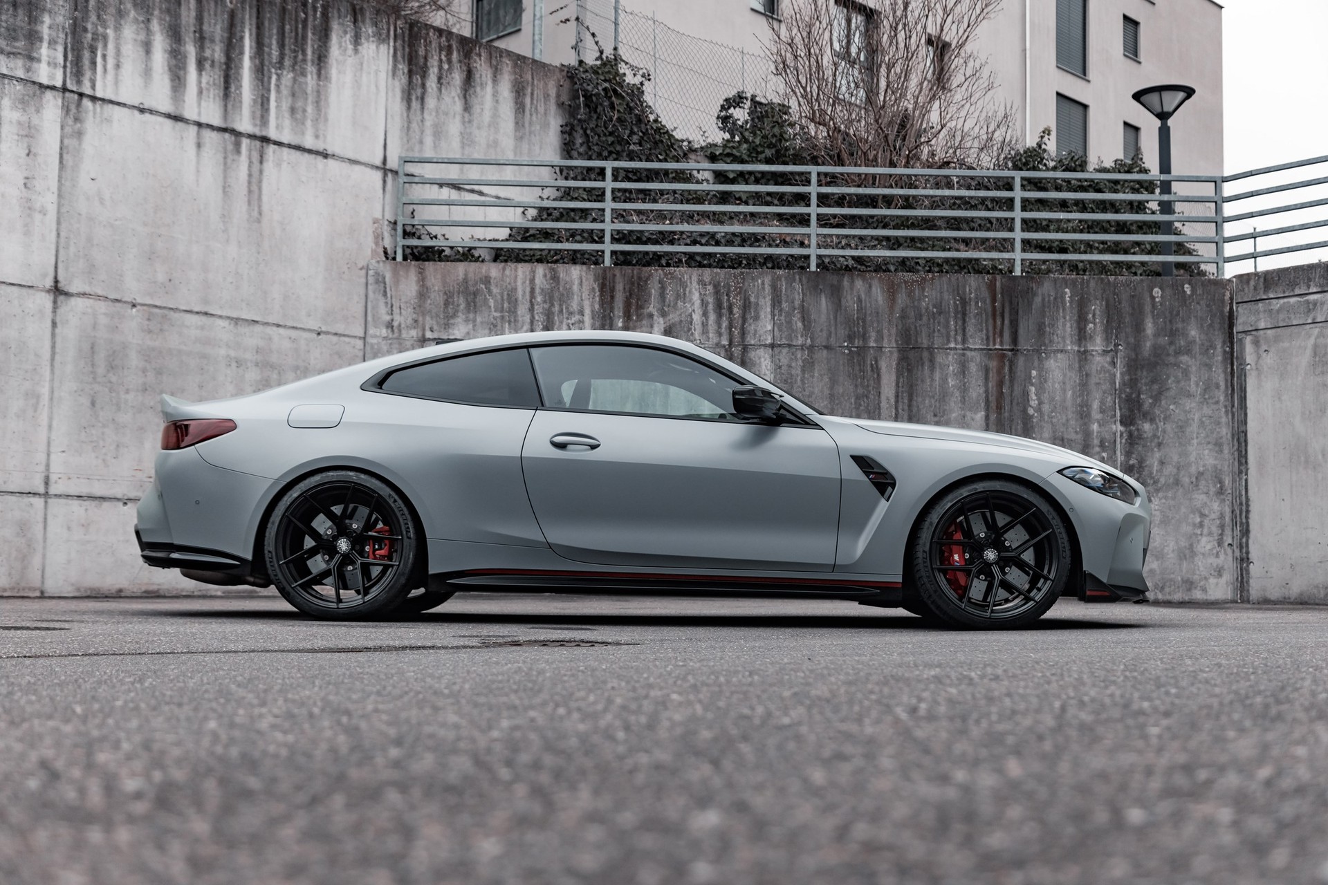 BMW M4 CSL Coupé-image-0