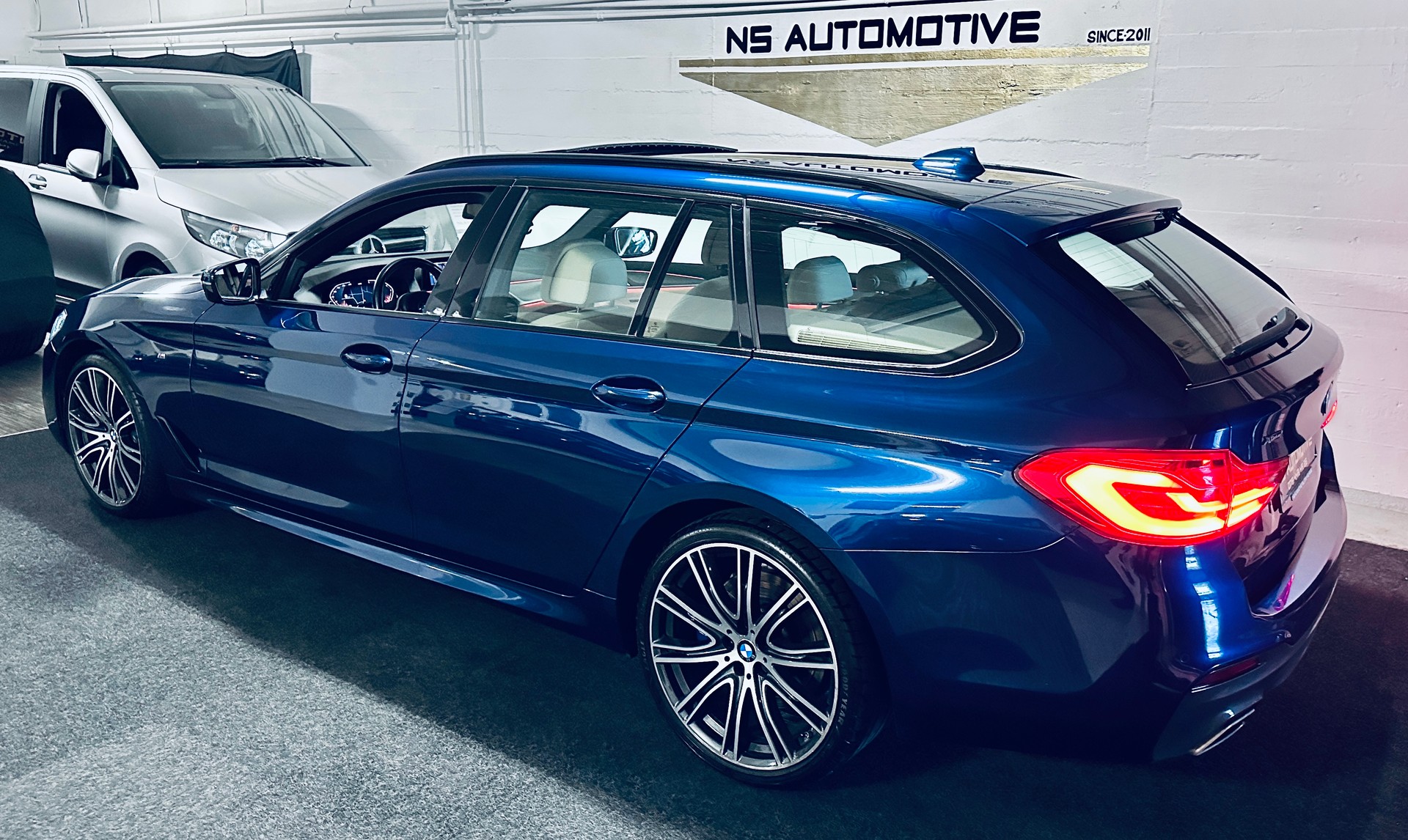 BMW 540d xDrive Touring M Sport Steptronic-image-5