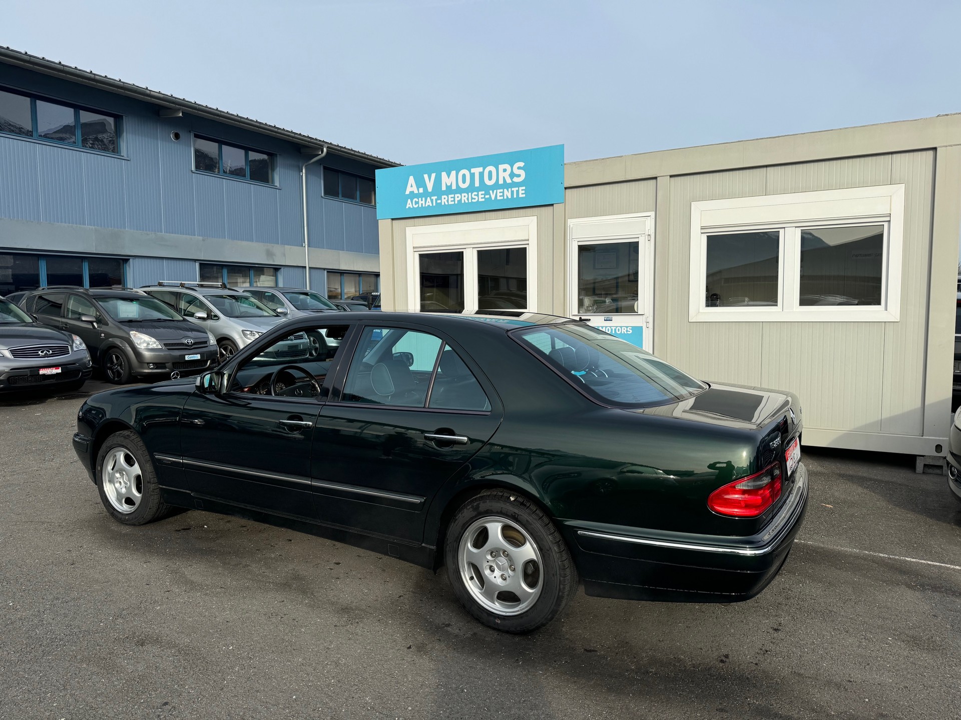 MERCEDES-BENZ E 280 Avantgarde 4-Matic Automatic-image-3
