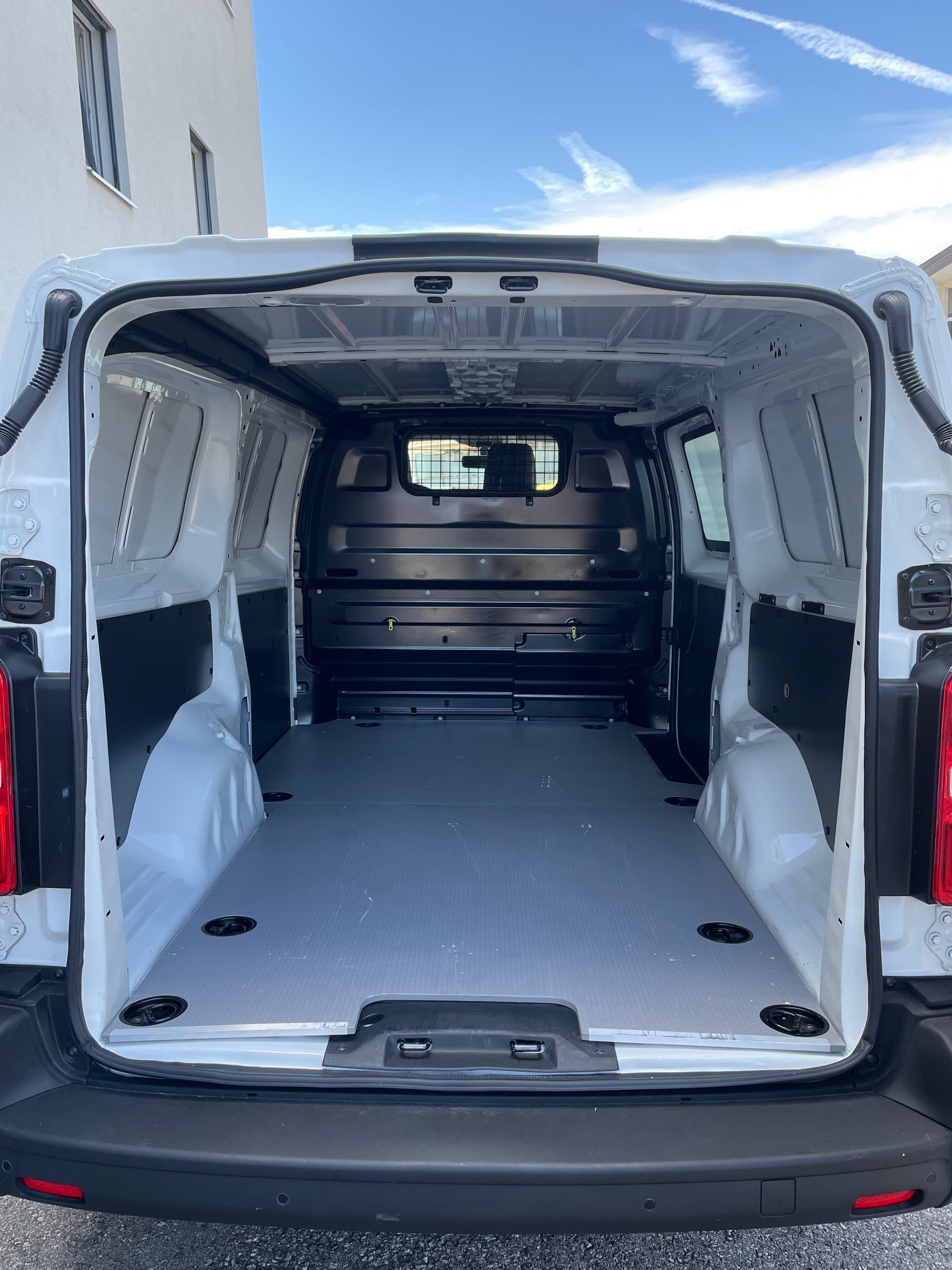 TOYOTA Proace 2.0D Panel Van Long Active 4x4-image-6