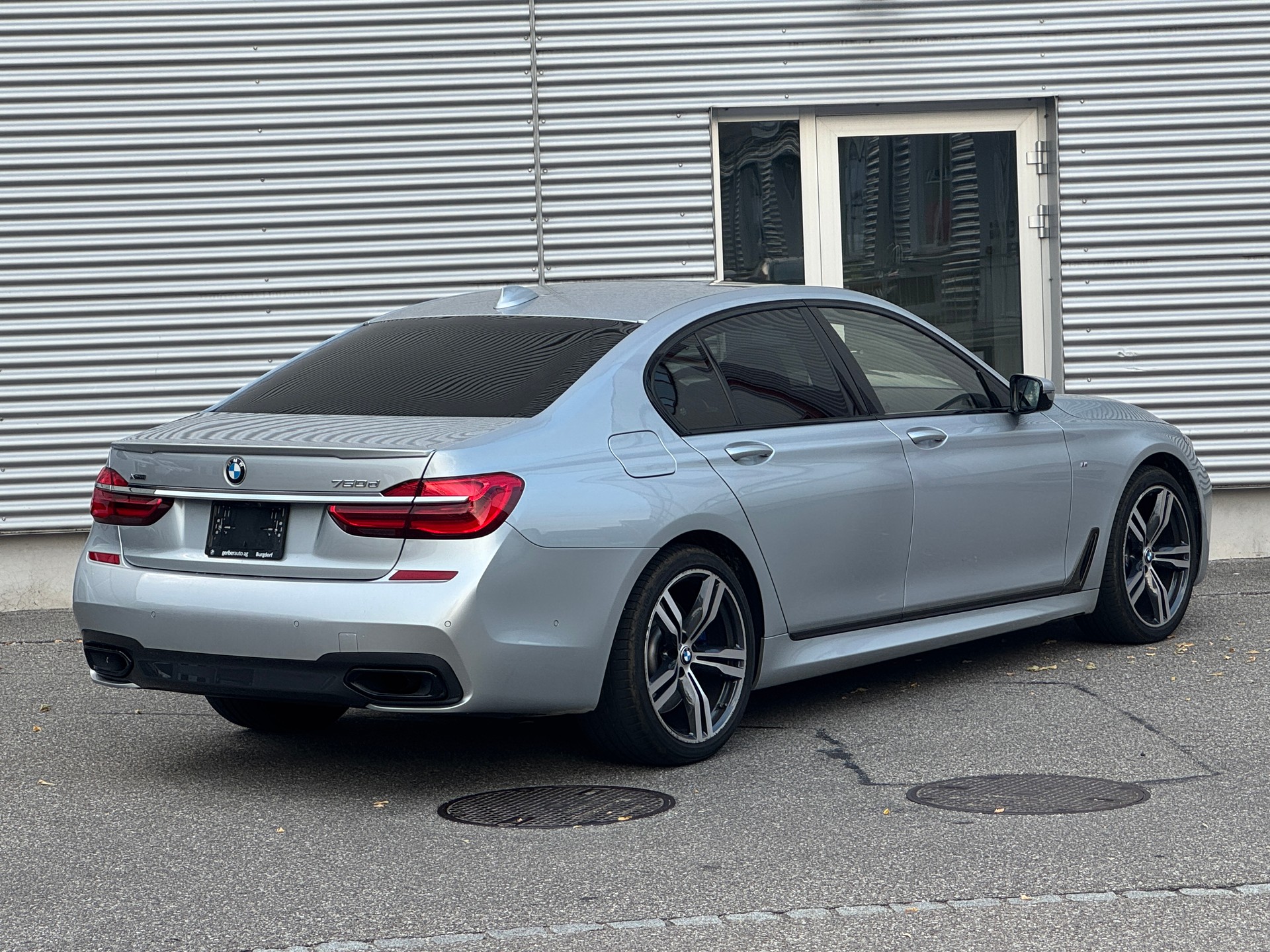 BMW 750d xDrive Steptronic-showroom-element-1